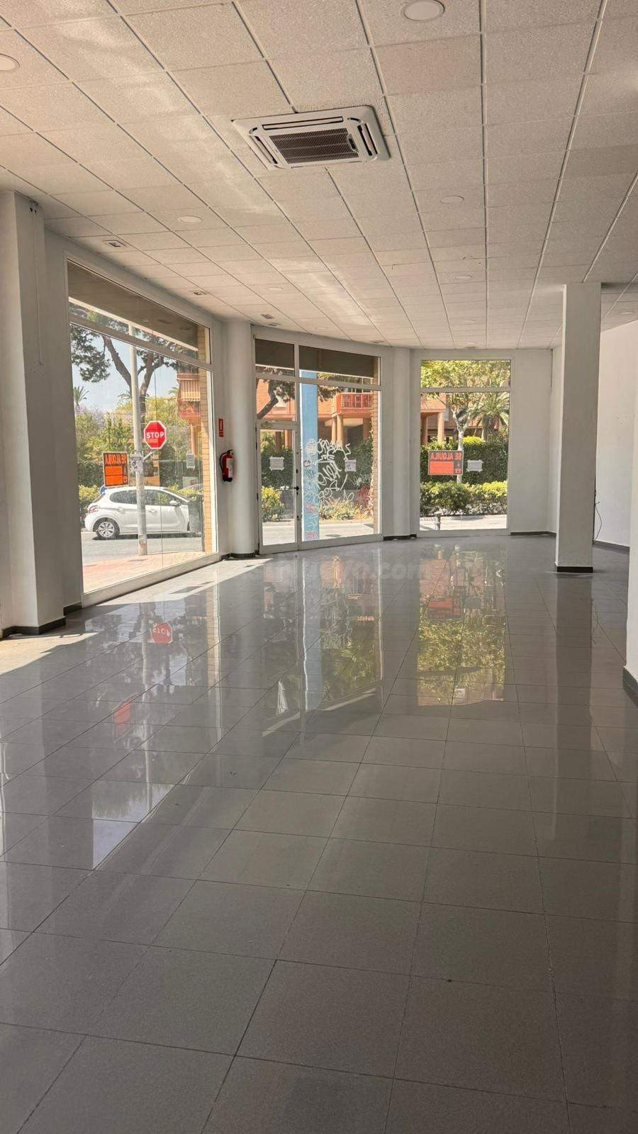 Oportunidad de Inversión: Local Comercial en Alipark, Alicante por €210,000
