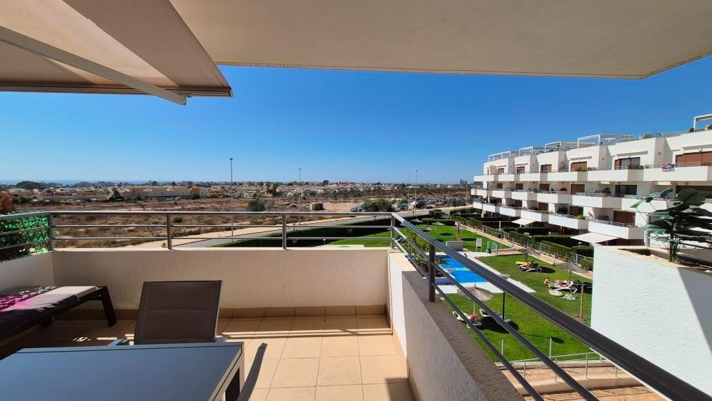 APARTAMENTO CON VISTAS DESPEJADAS EN LA EXCLUSIVA URBANIZACIÓN DE TERRAZAS DE CAMPOAMOR