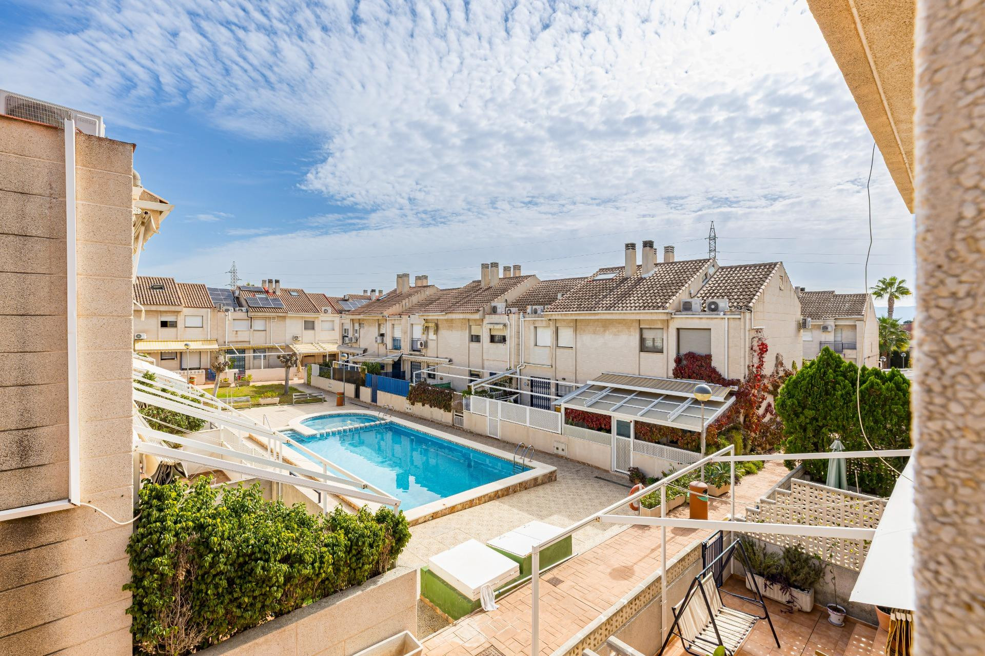 Dúplex con garaje privado y piscina comunitaria en Los Rectores.