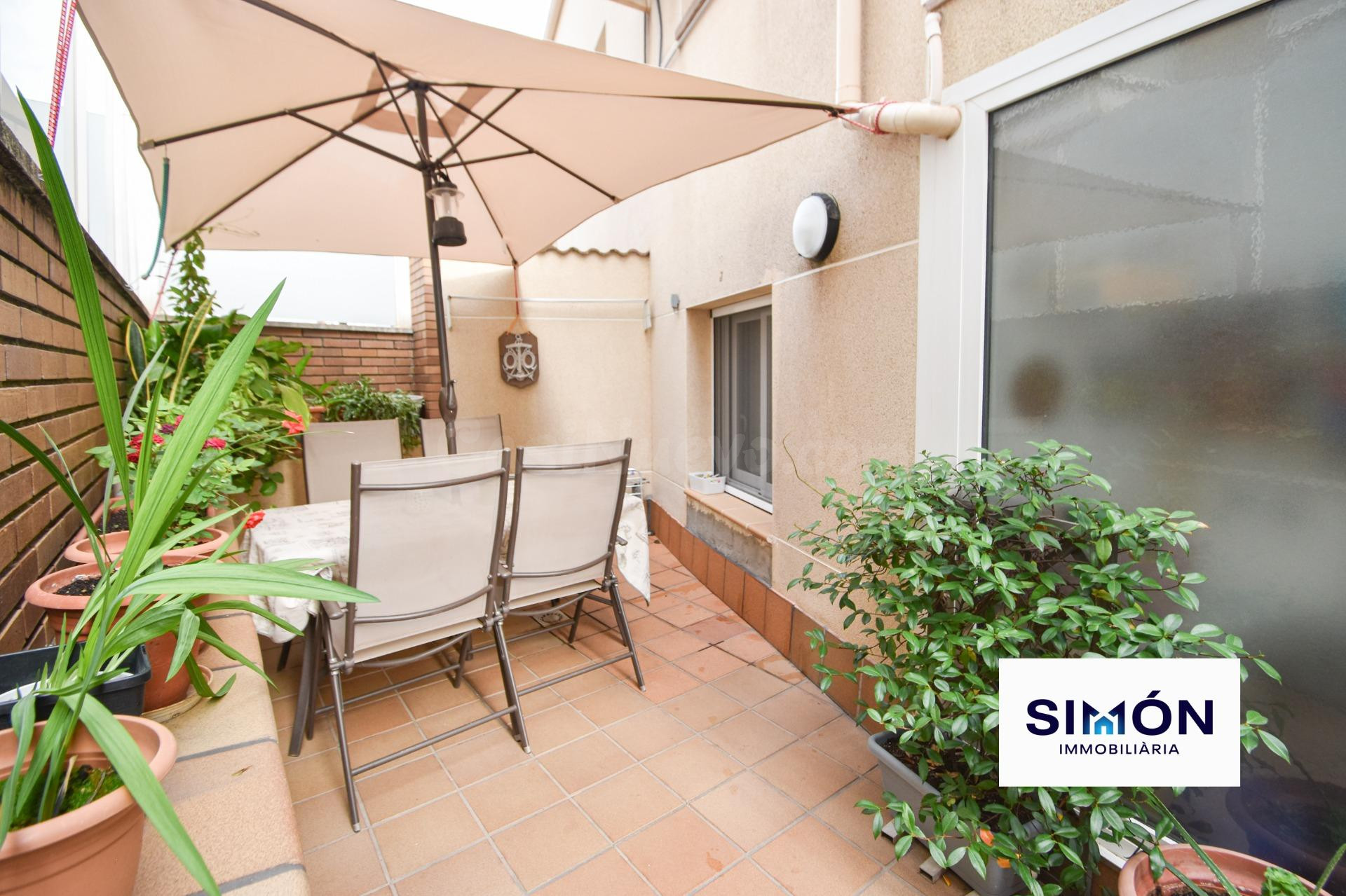 ¡FANTÁSTICA OPORTUNIDAD EN SANTPEDOR! Piso de 3 habitaciones dobles, con balcón y terraza.