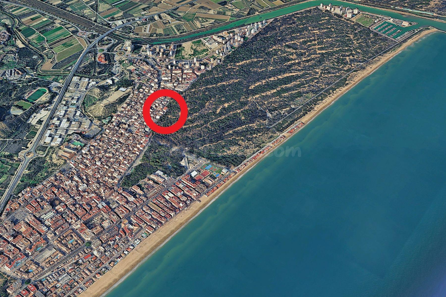 Parcela esquinera central en el lado del Parque Alfonso XIII. Posibilidad de construir 5 plantas (baja+4) con vistas al mar desde las superiores. Aprox. 785 m2 con 11 apartamentos y piscina interior.