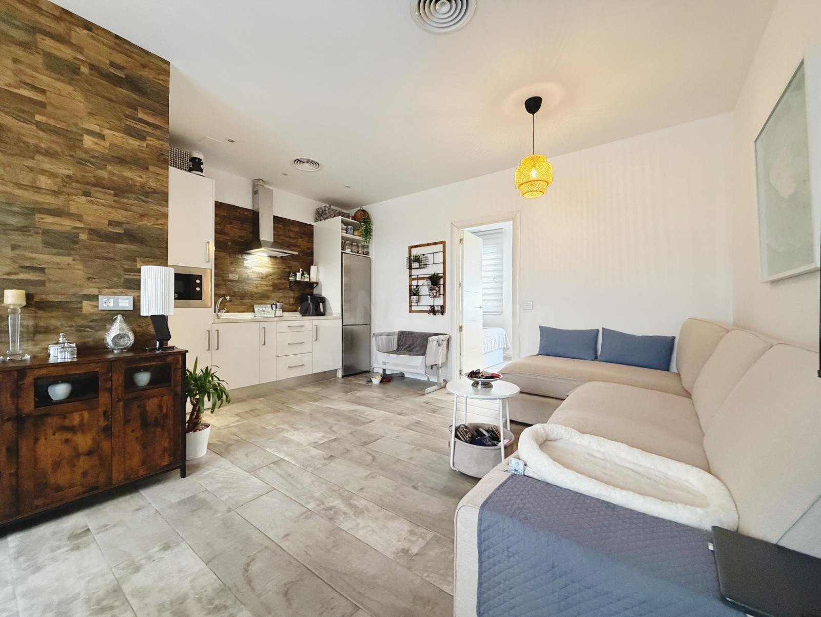 Apartamento de 1 dormitorio con licencia turistica en venta en La Carihuela, Torremolinos – 268.000 €