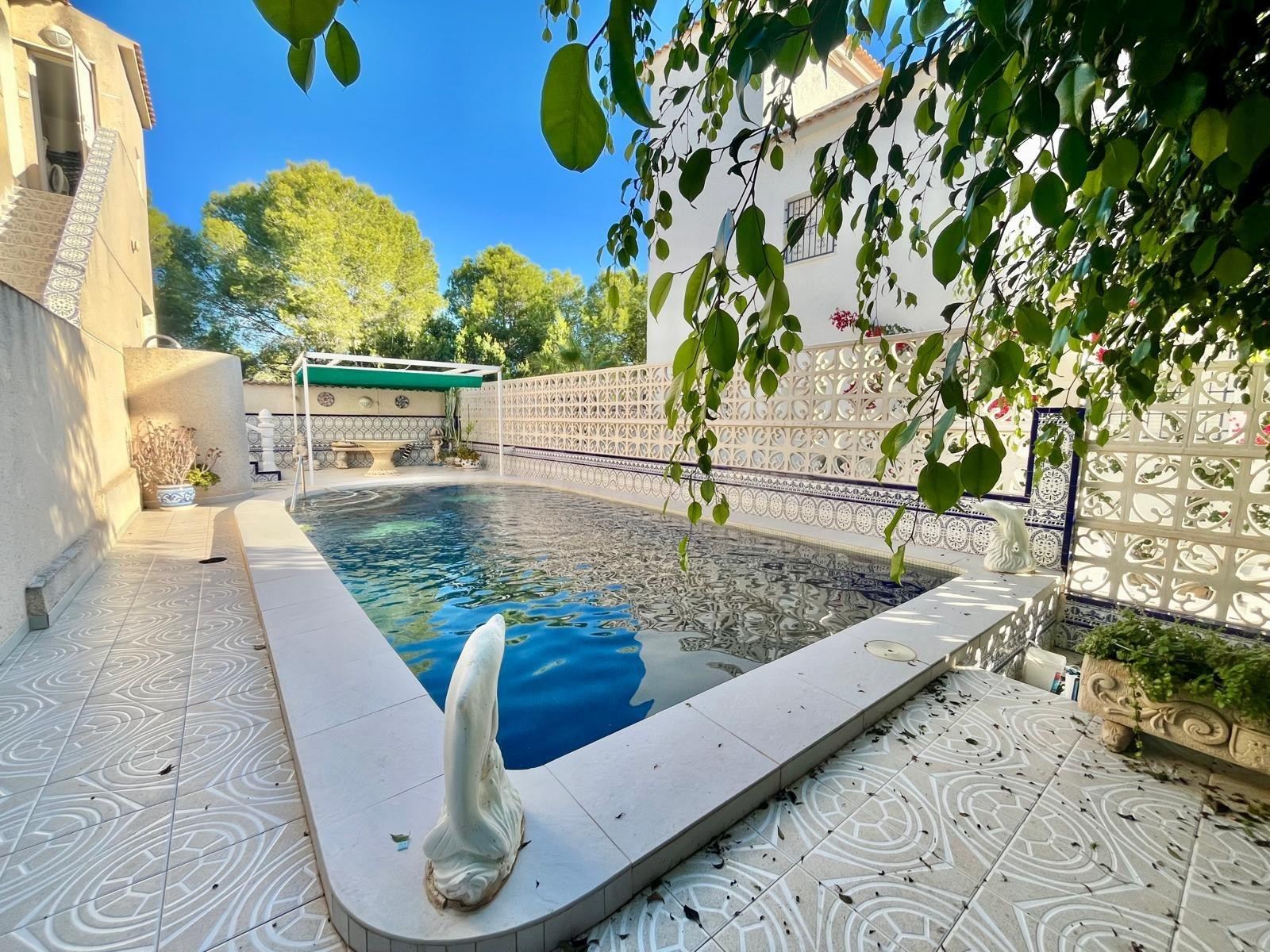 Villa con piscina privada, solárium con vistas al mar y entorno natural en Blue Lagoon