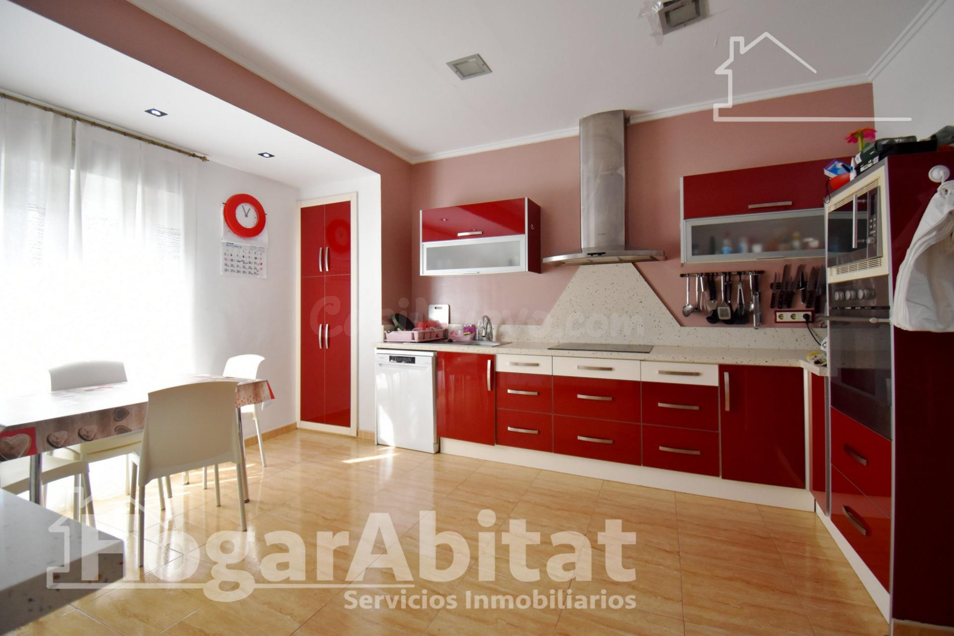 Extraordinaria amplitud en este luminoso primer piso con terrazas y trastero