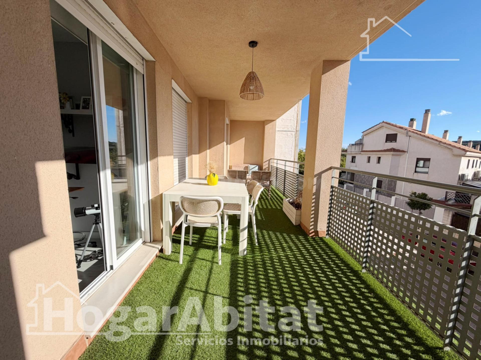 Excelente ubicación y reforma integral en este luminoso piso exterior con terraza, garaje y piscina comunitaria
