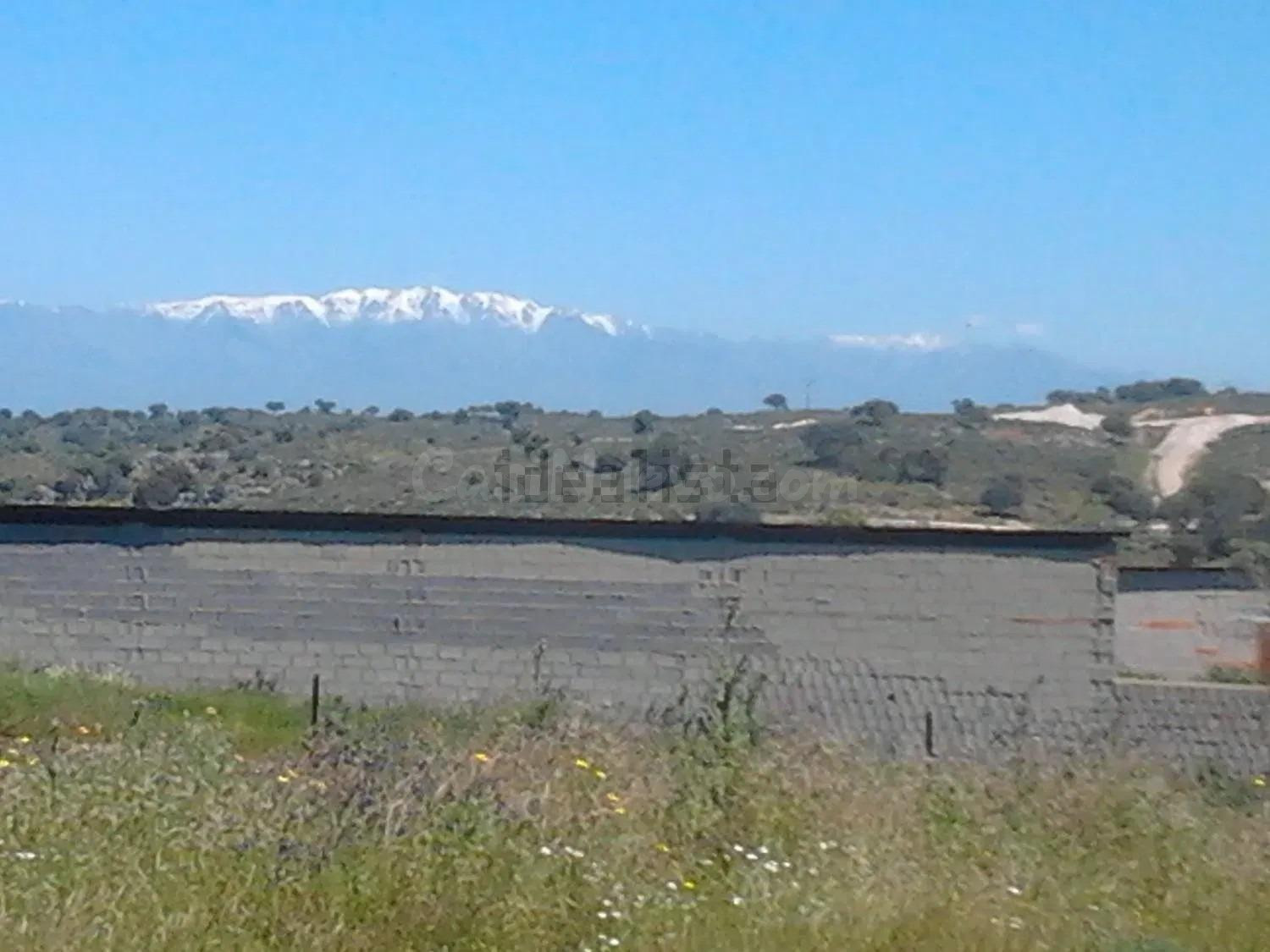 Solar urbano de 5.347 m2 para 16 chalets junto al Pantano de Valdecañas - foto 4