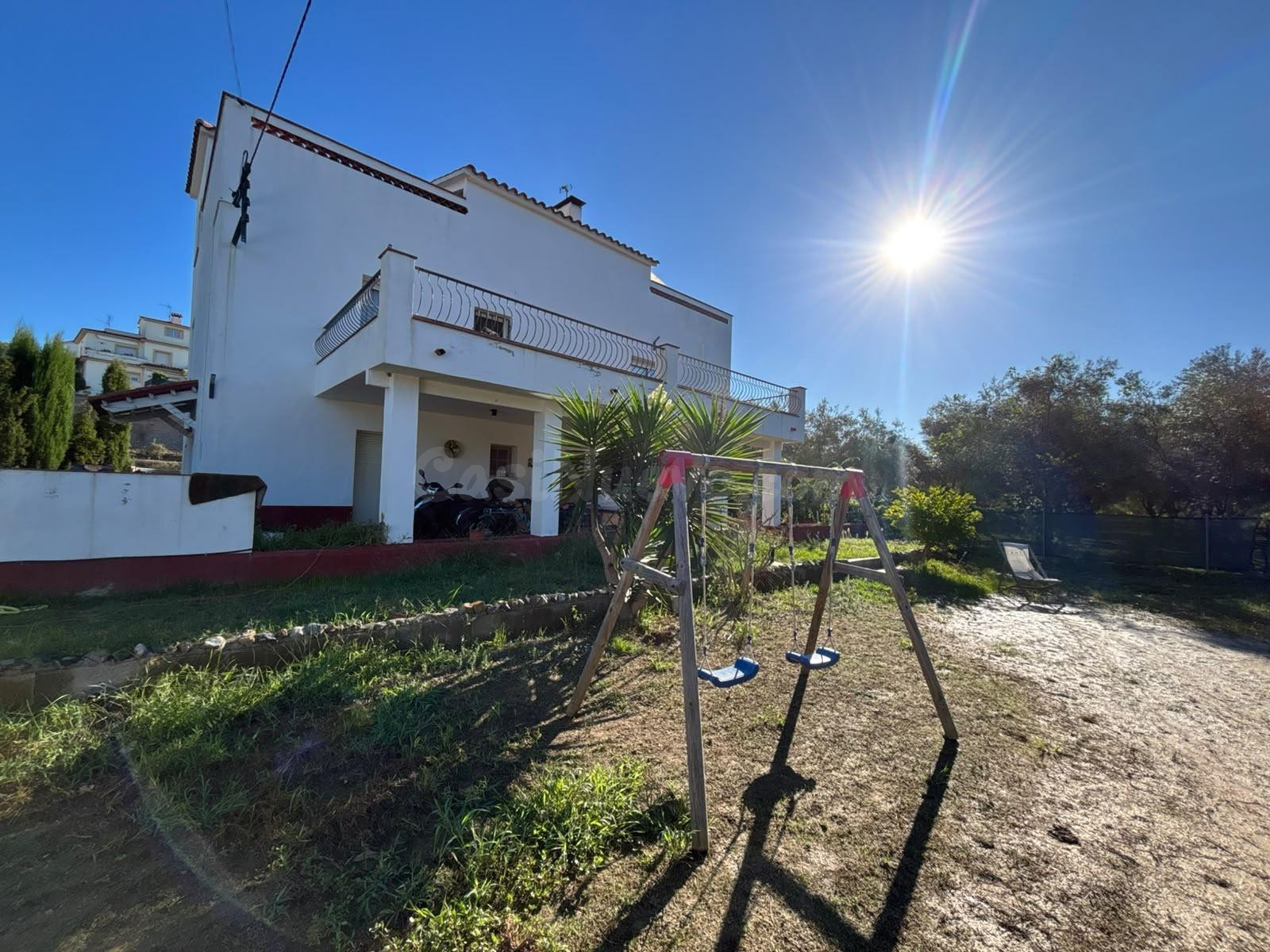 Casa unifamiliar con gran terreno y amplias terrazas en Pineda de Mar