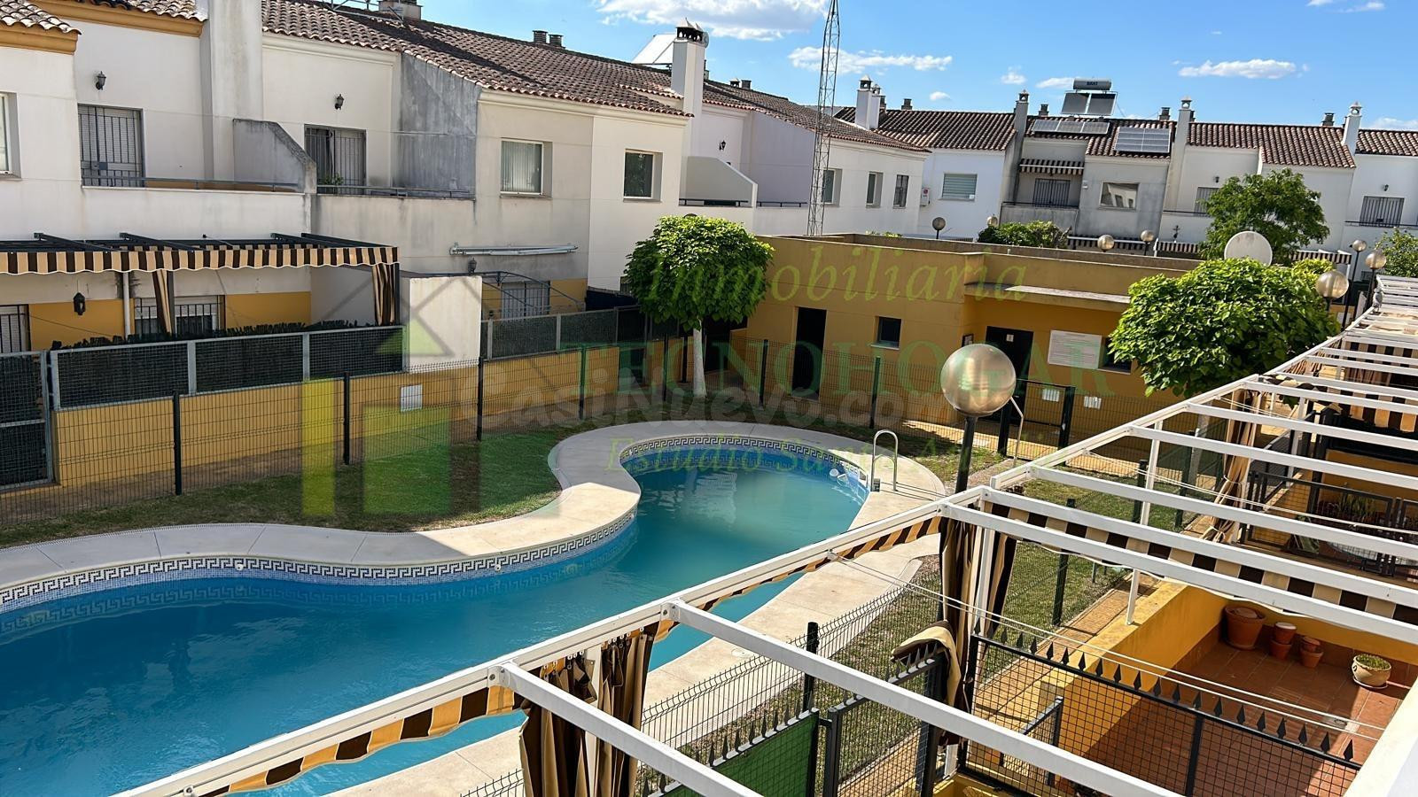 CHALET ADOSADO CON PISCINA, PATIO Y GARAJE EN CORIA DEL RÍO