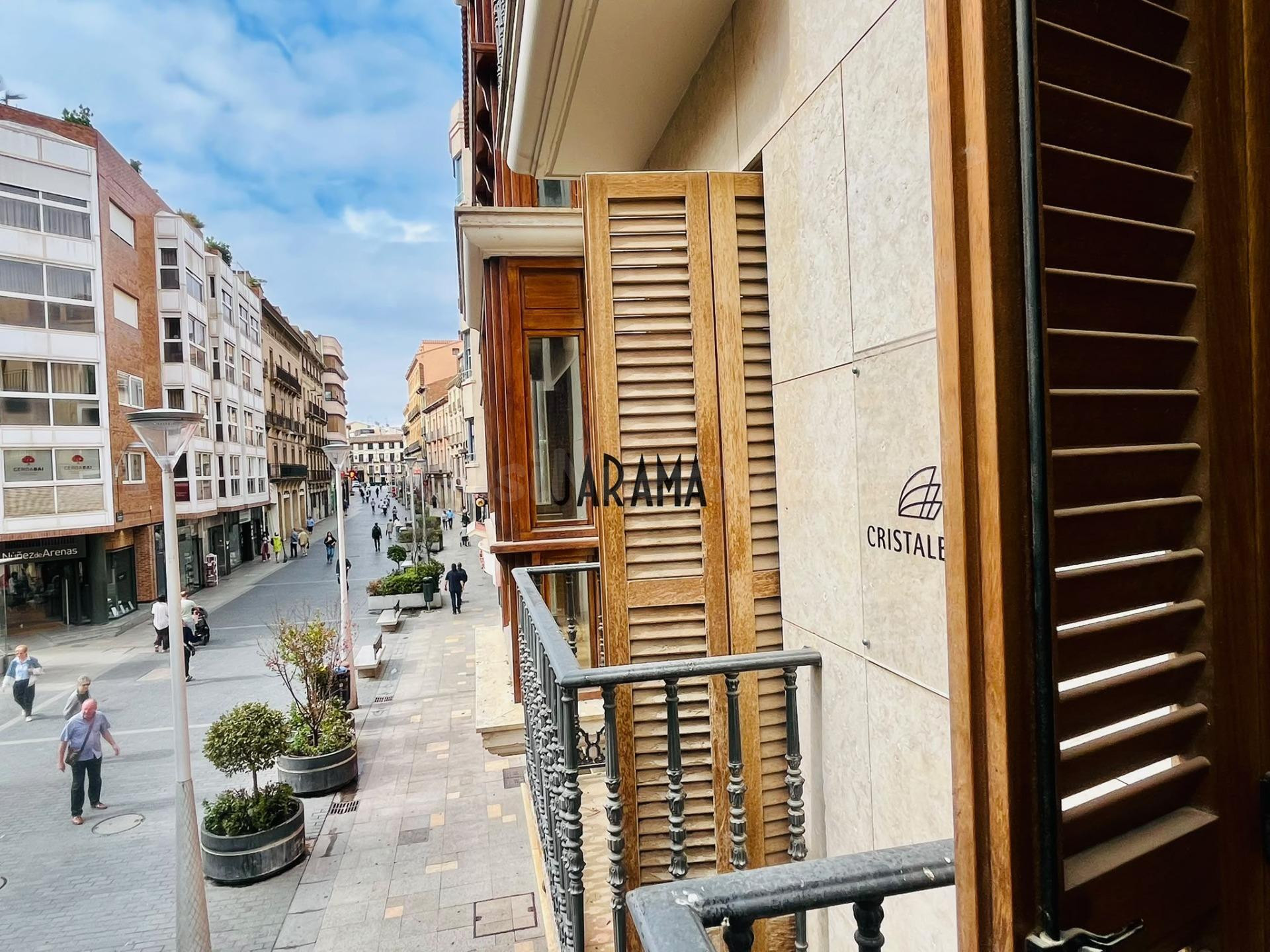 Dos pisos unidos actualmente oficina en el centro de Tudela - foto 3