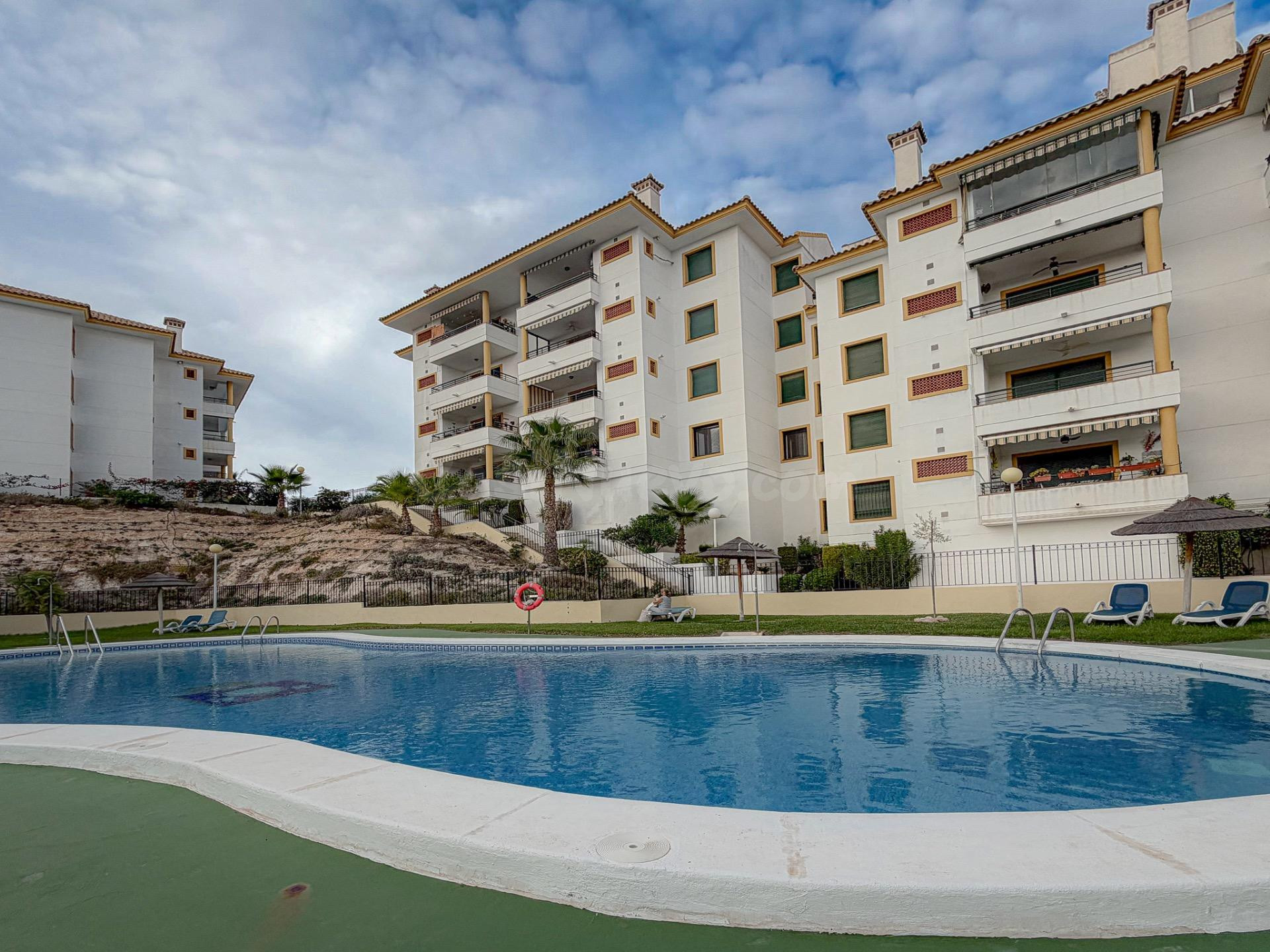 Orihuela Costa! Espectacular apartamento con amplios espacios + gran terraza con vistas despejadas y laterales al mar + Parking comunitario + Piscina comunitaria con zonas ajardinadas