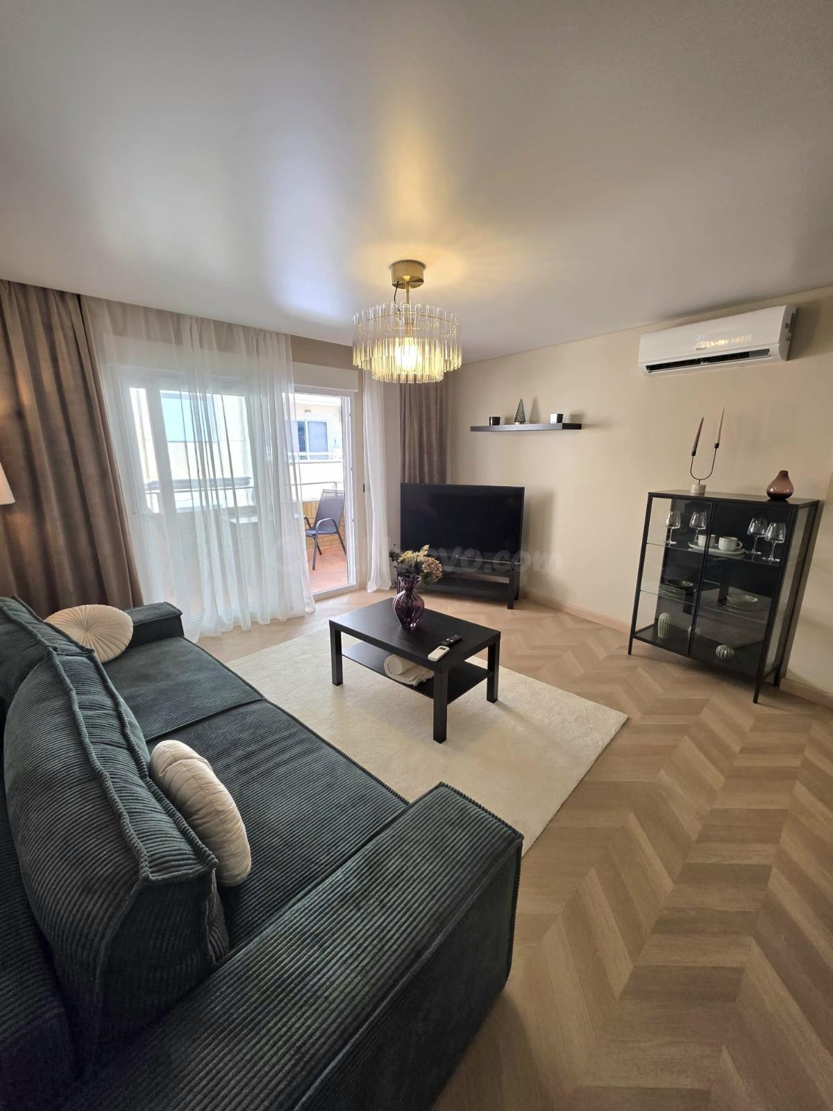 Apartamento con terraza, Alicante, Torrevieja, Playa de los Locos. 3 habitaciones, 110 m2, 200 metros al mar