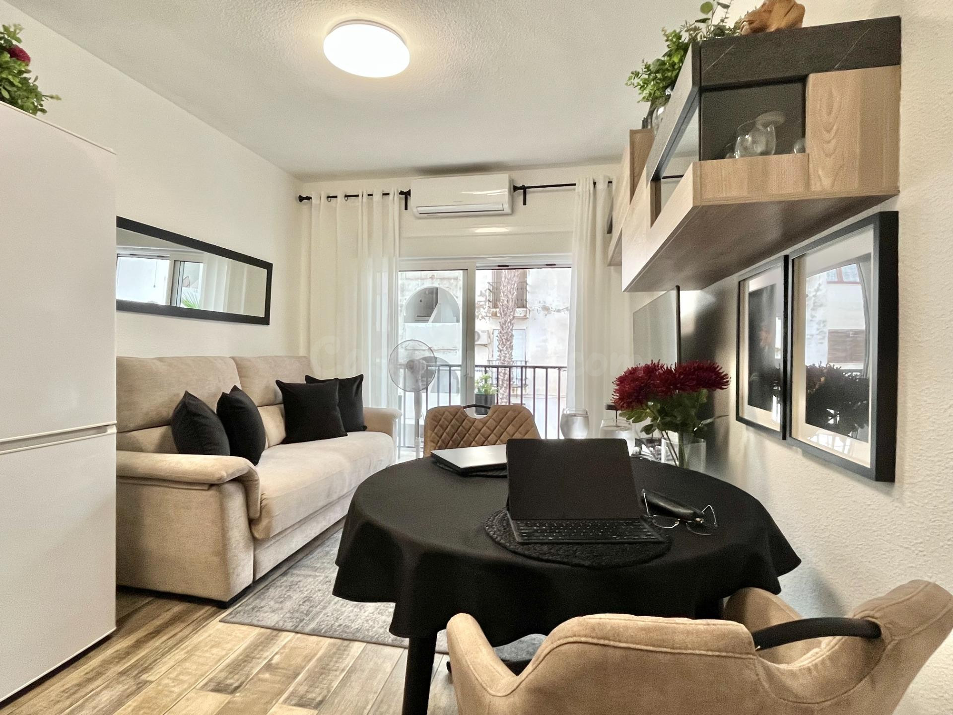 Apartamento con terraza, provincia de Alicante, Torrevieja. 1 habitación, 38 m2, 1 kilómetro al mar