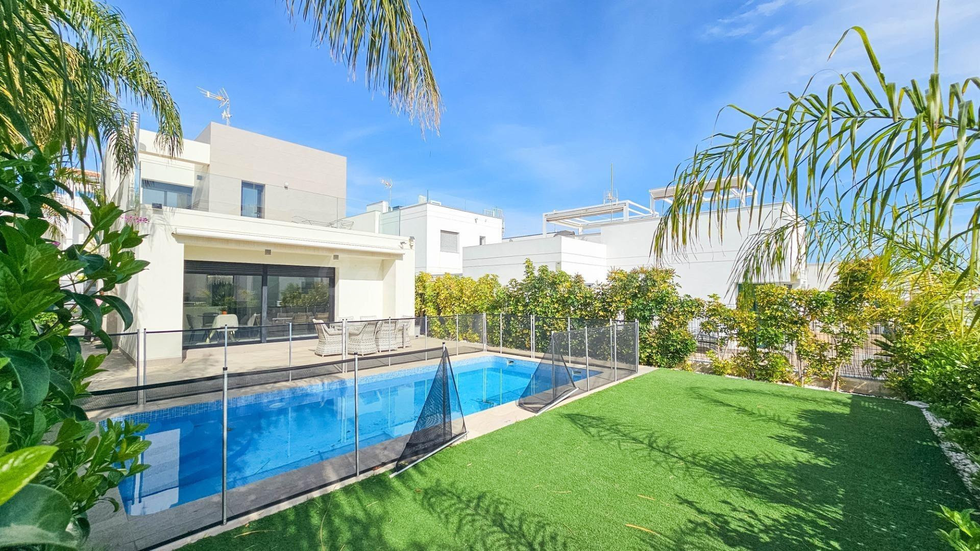 Villa con piscina privada, Alicante, Rojales, Ciudad Quesada. 3 habitaciones, 88 m2, 8,6 kilómetros del mar