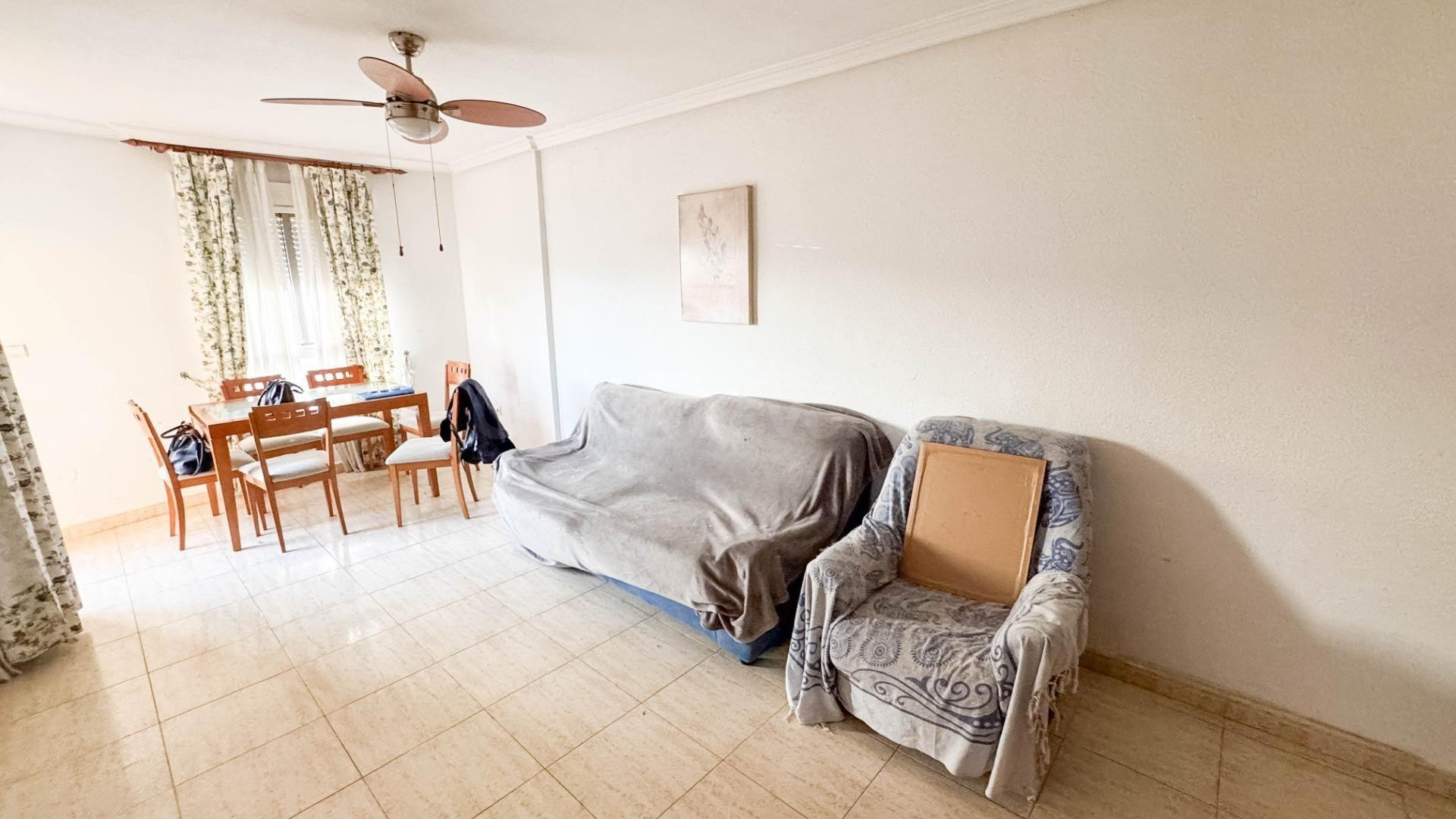 Apartamento con terraza, Alicante, Torrevieja. 3 habitaciones, 88 m2, 700 metros al mar