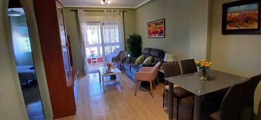 Apartamento céntrico en Torrevieja: 2 hab, 1 baño y solárium