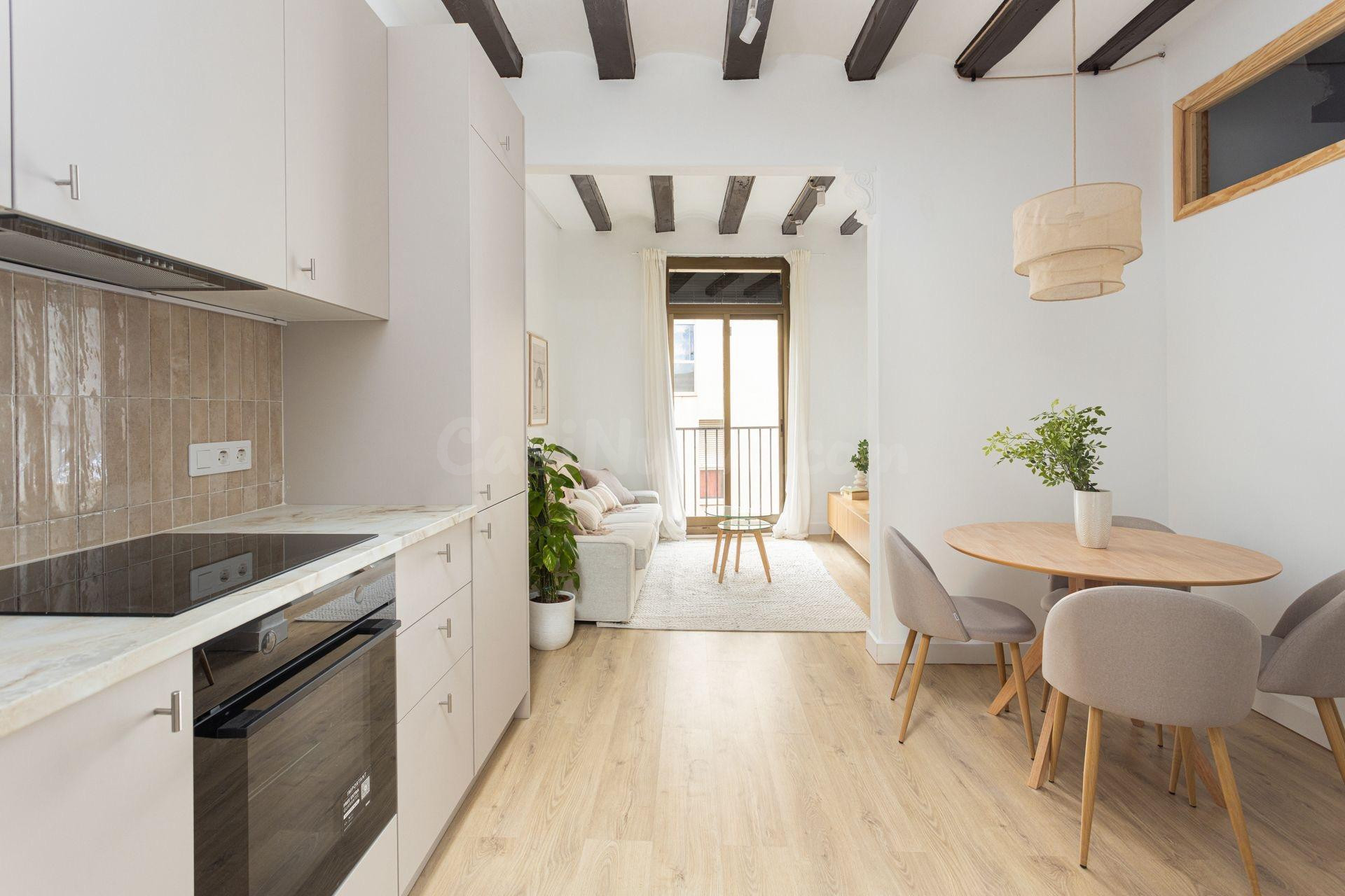 Piso reformado con 2 dormitorios y mobiliario a estrenar en el Raval, Barcelona