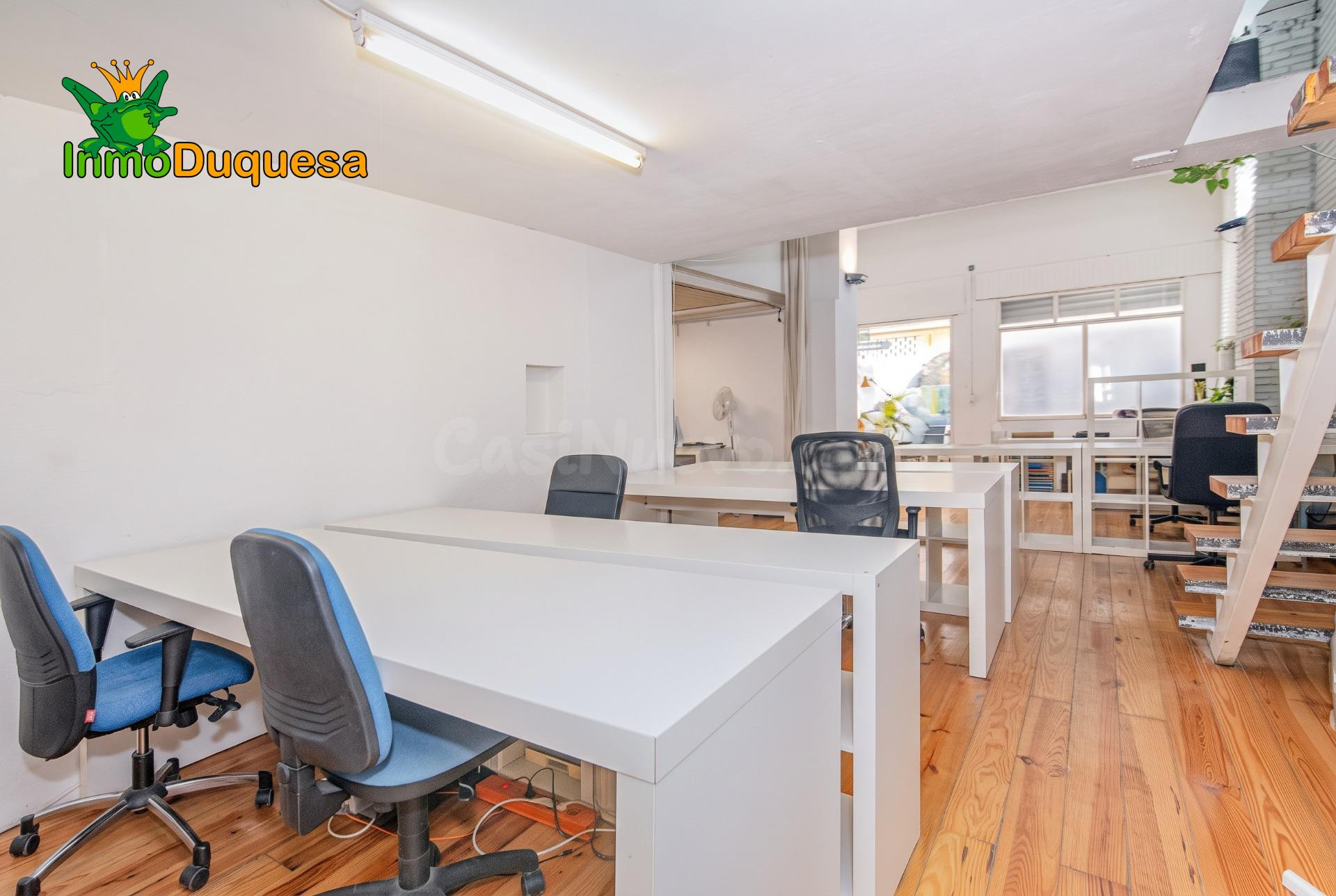 Local comercial de 87 m2 junto a calle Obispo Hurtado. Con doble altura.