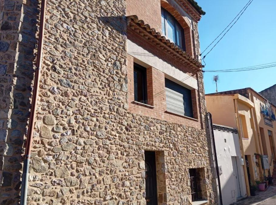 SE VENDE casa independiente ALQUILADA en Darnius