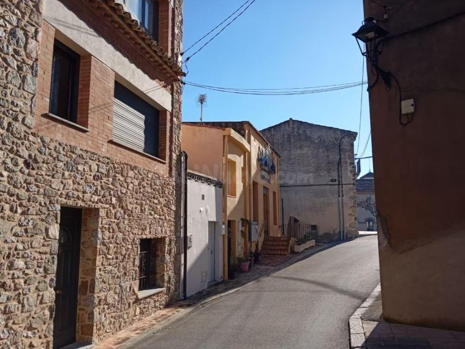 SE VENDE casa independiente ALQUILADA en Darnius - foto 2