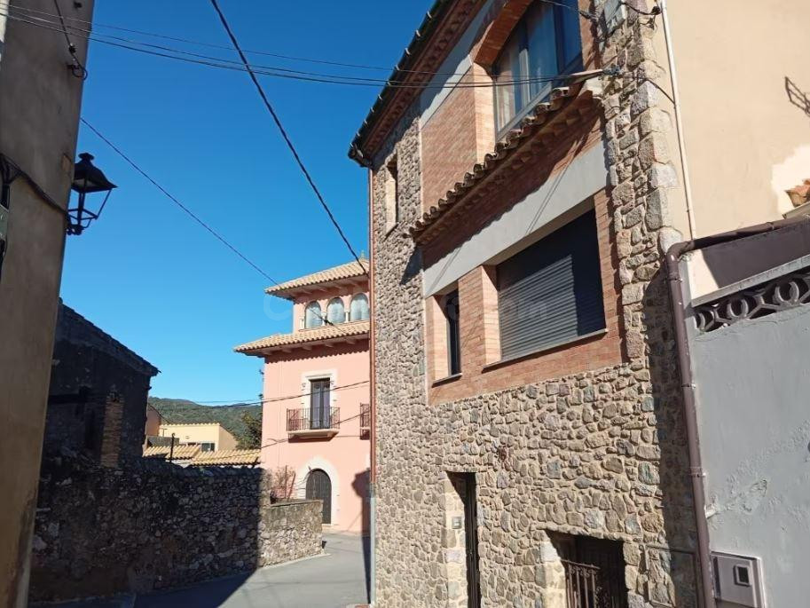 SE VENDE casa independiente ALQUILADA en Darnius - foto 3
