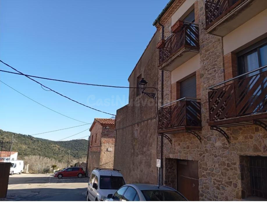SE VENDE casa independiente ALQUILADA en Darnius - foto 4