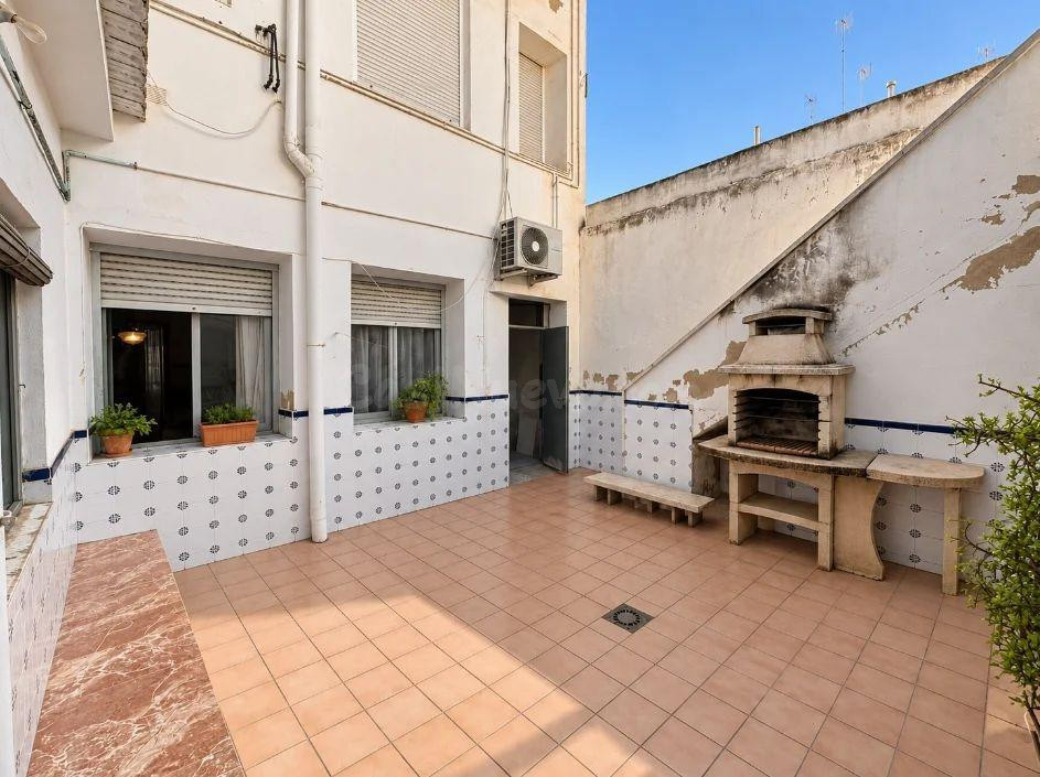 Planta baja con patio y garaje en ALMORADÍ