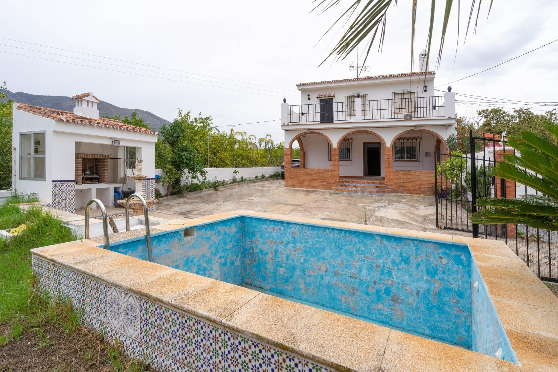 Exclusivo Chalet en Alhaurín el Grande con Piscina y Amplias Vistas