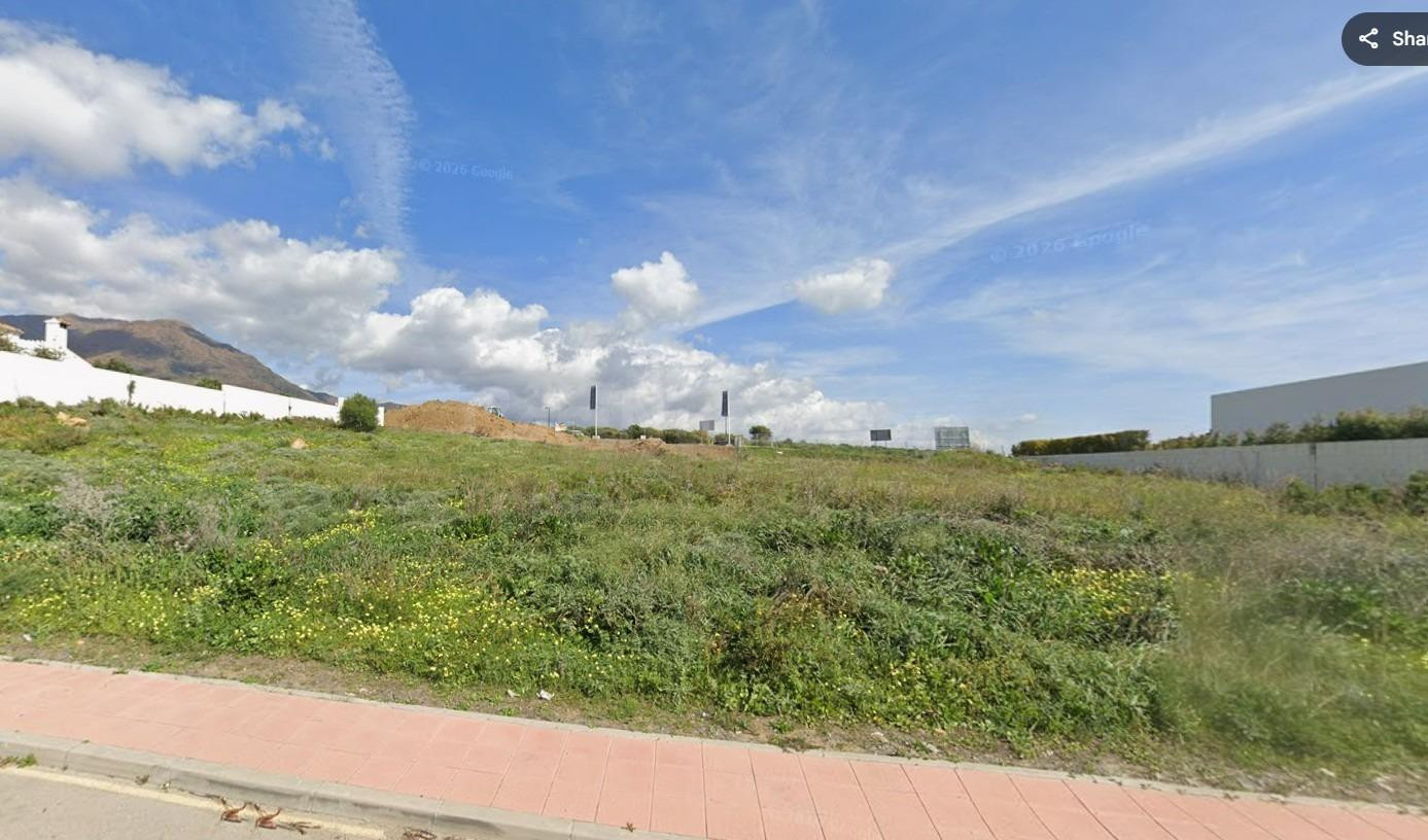 PLOT WITH SEA VIEWS AND BUILDING LICENSE