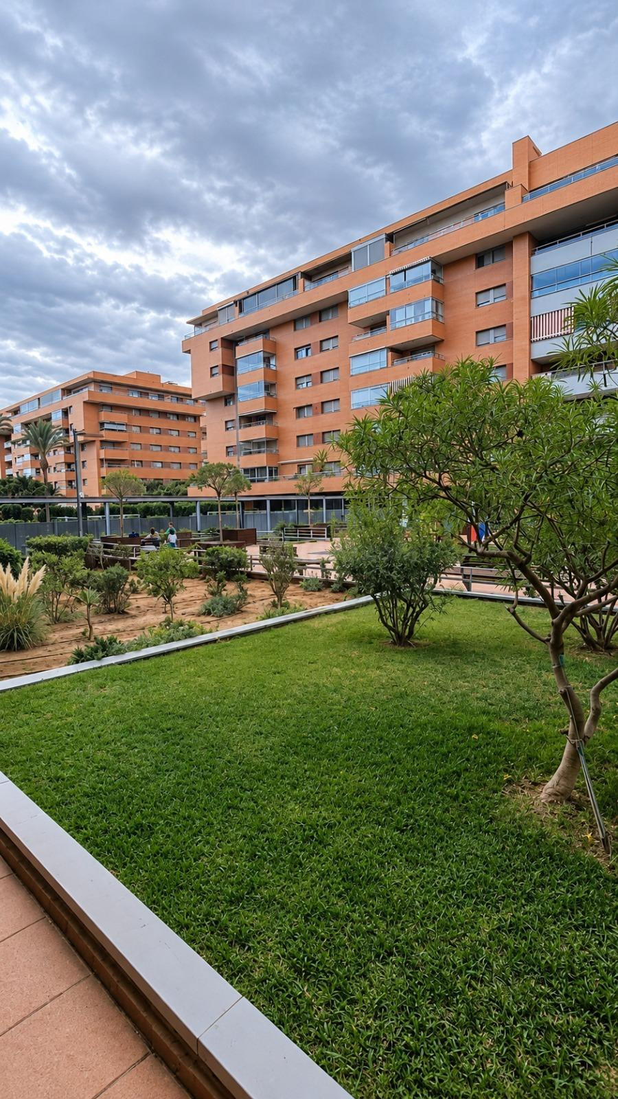 PISO DE 3 DORMITORIOS CON GARAJE EN URBANIZACIÓN PRIVADA – ALMERÍA - foto 2