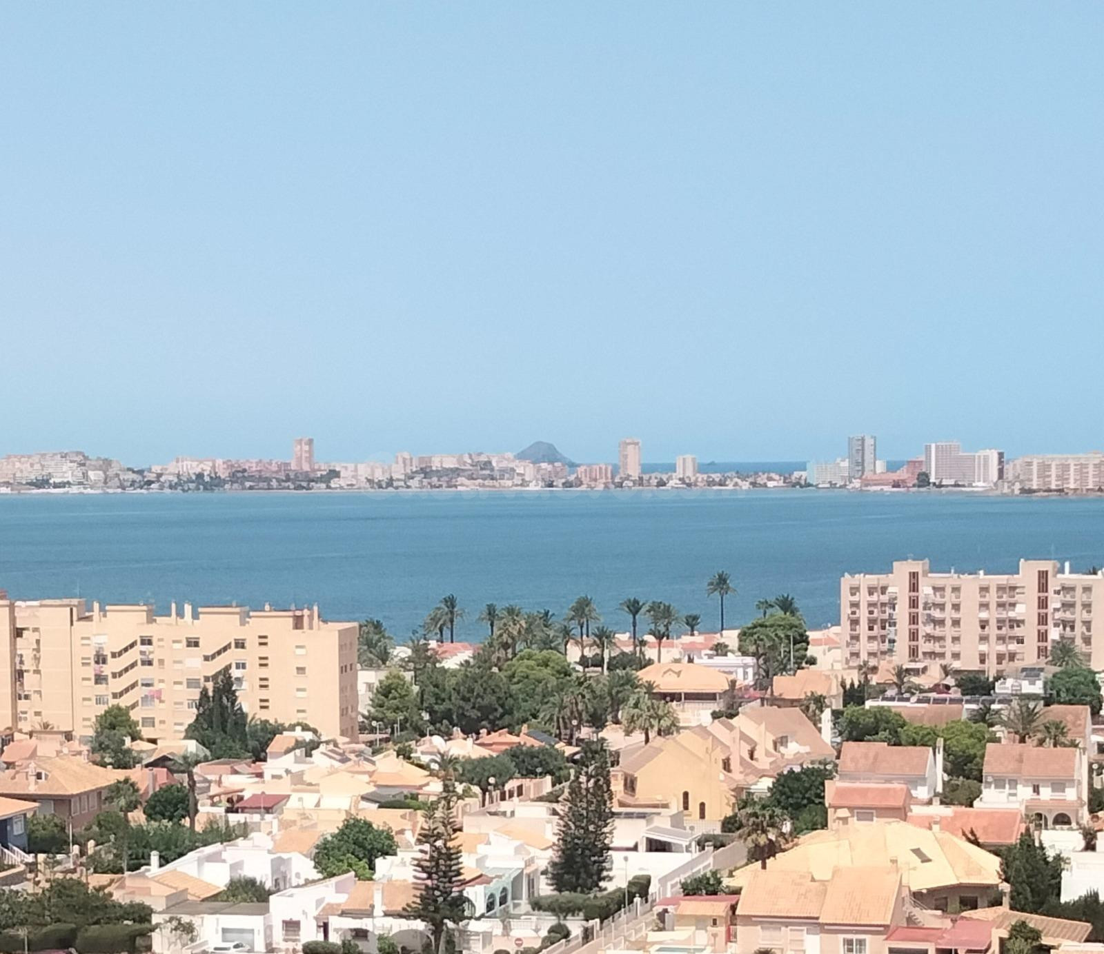 ¡Vive junto al mar! Piso en venta en Playa Honda, tu rincón de tranquilidad en la costa