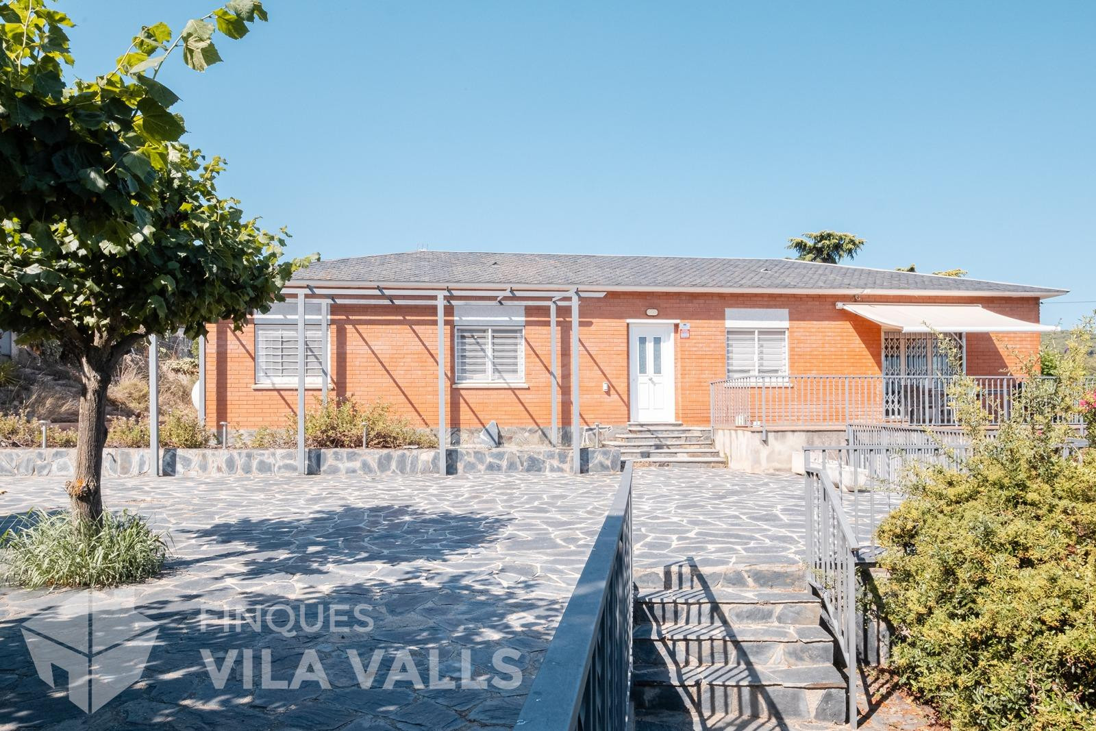 Casa a quatre vents amb gran terrassa i garatge per a 2 cotx
