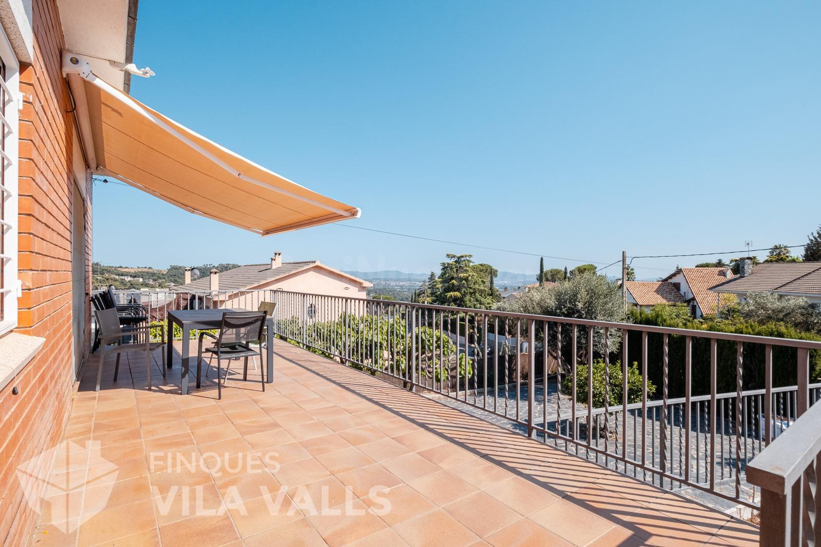 Casa a quatre vents amb gran terrassa i garatge per a 2 cotx - foto 2