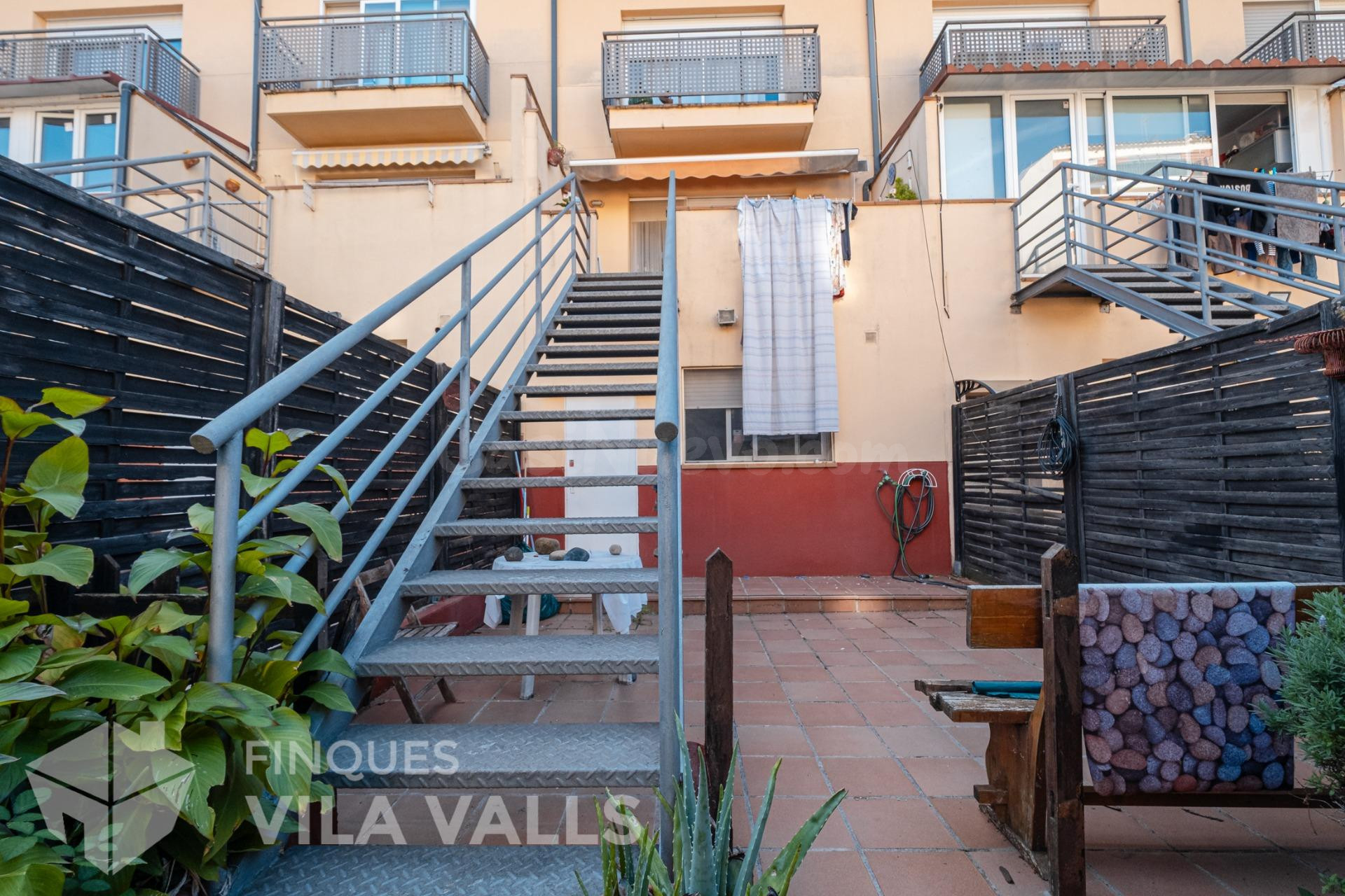 Casa adosada de tres plantas con jardín, terrazas y espacio  - foto 2