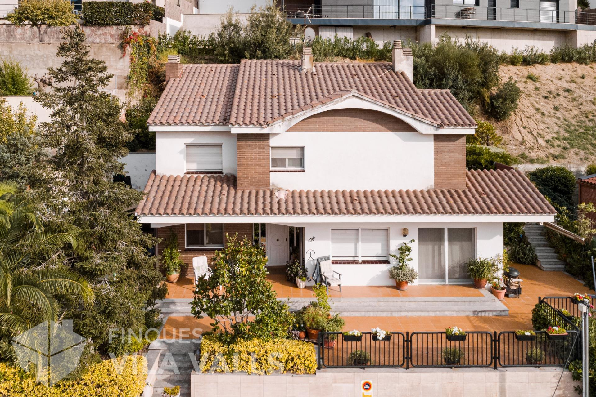 Casa con terraza, jardín y amplios espacios