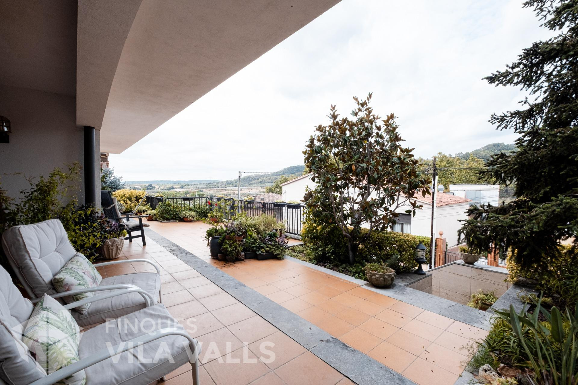 Casa con terraza, jardín y amplios espacios - foto 5