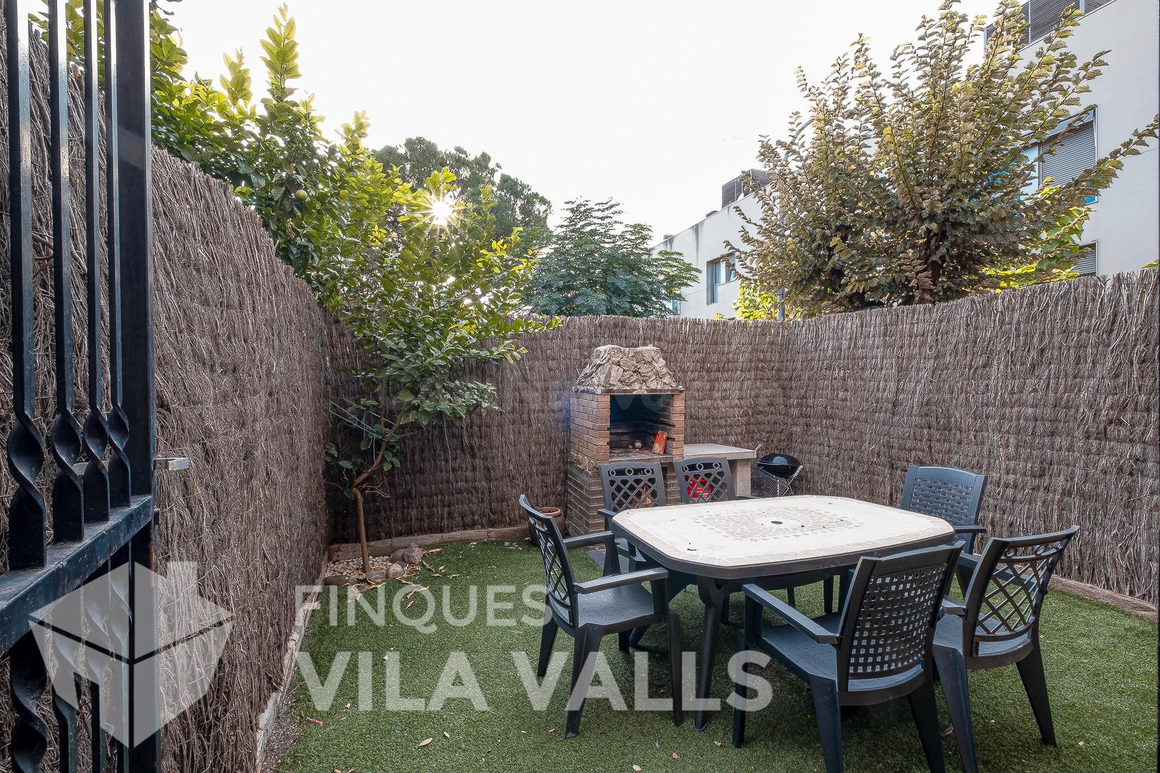Casa esquinera con jardín privado y estilo inigualable - foto 2