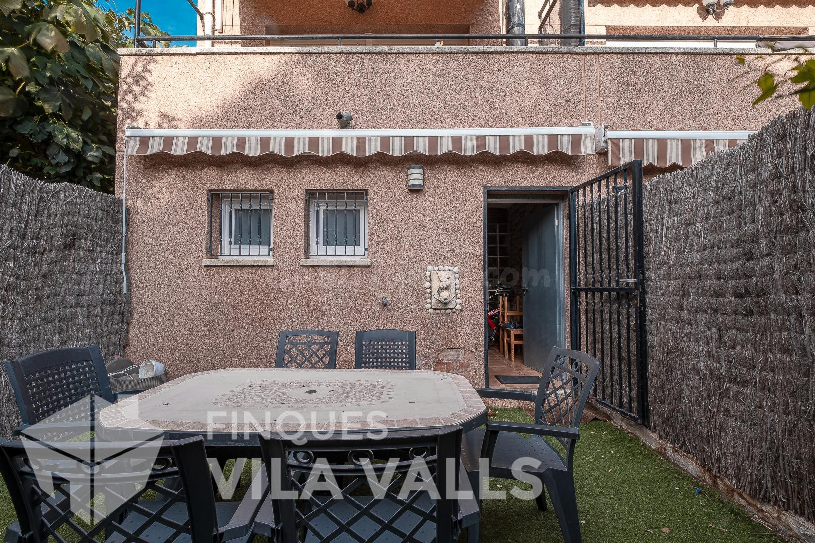 Casa esquinera con jardín privado y estilo inigualable - foto 3