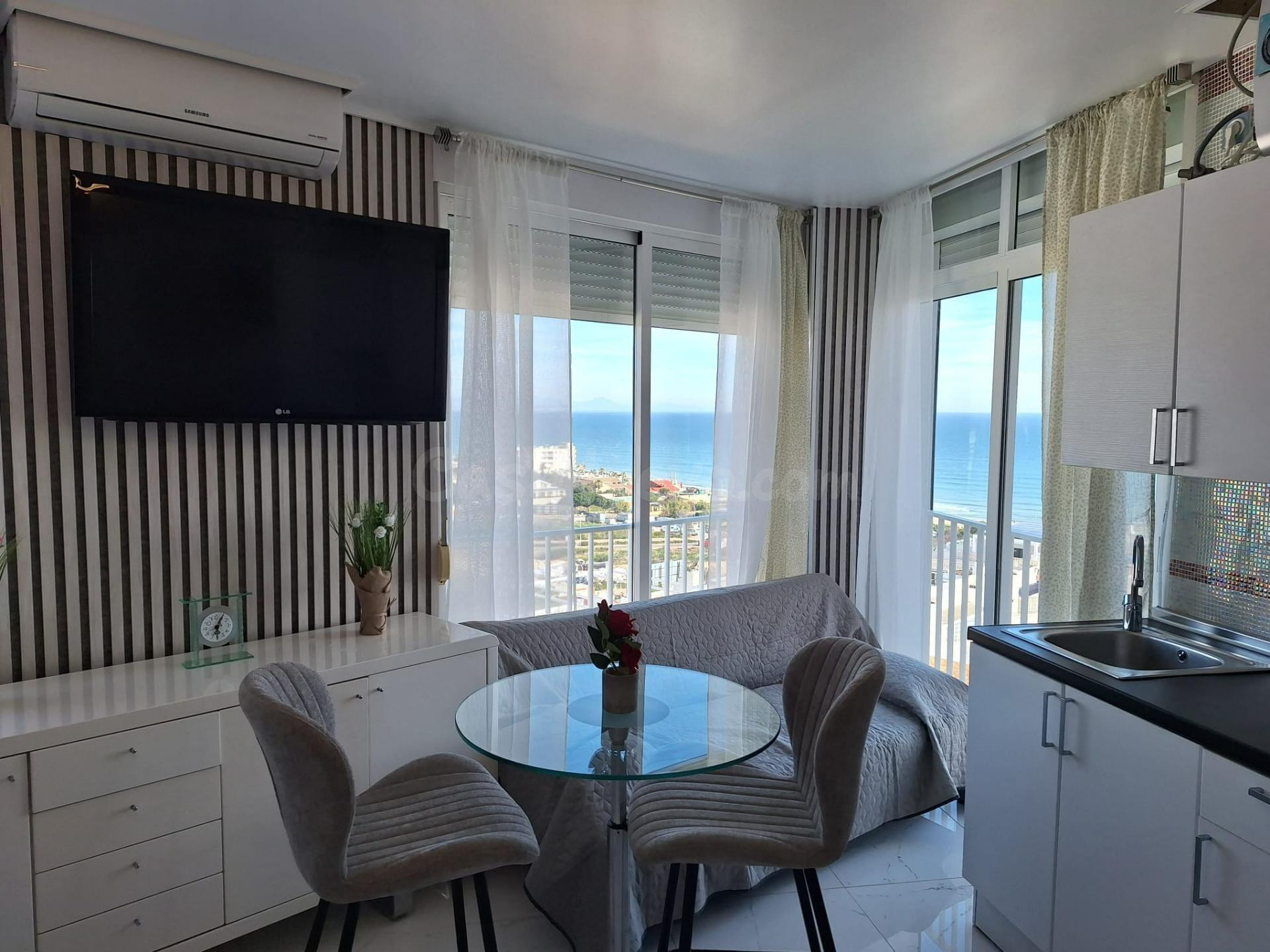 PRECIOSO ESTUDIO TOTALMENTE REFORMADO CON VISTAS AL MAR