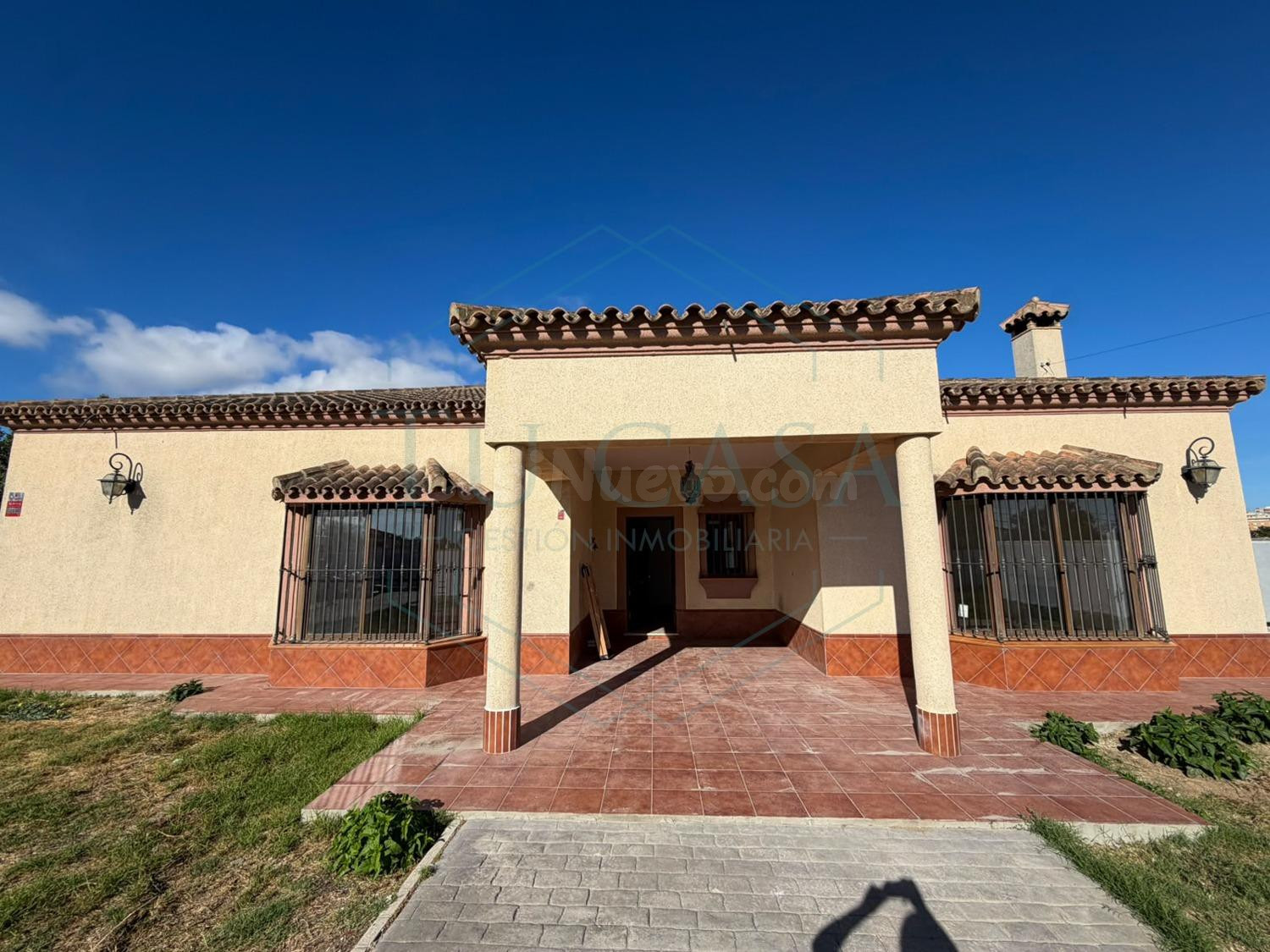 Grandioso chalet rústico en venta con división horizontal en parcela de 1.000 m2