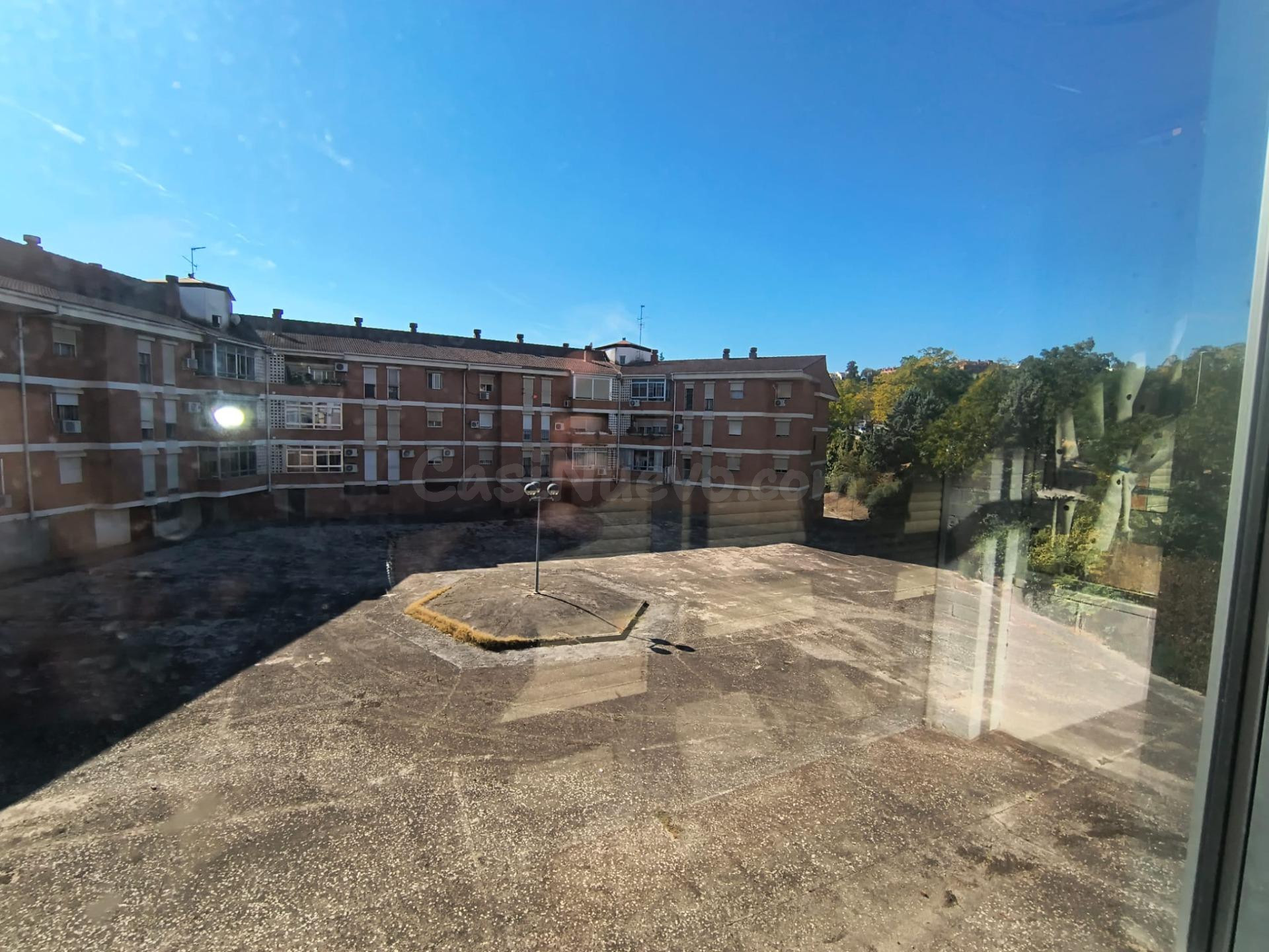 Piso en zona Pinilla con cuatro habitaciones, dos baños y  garaje