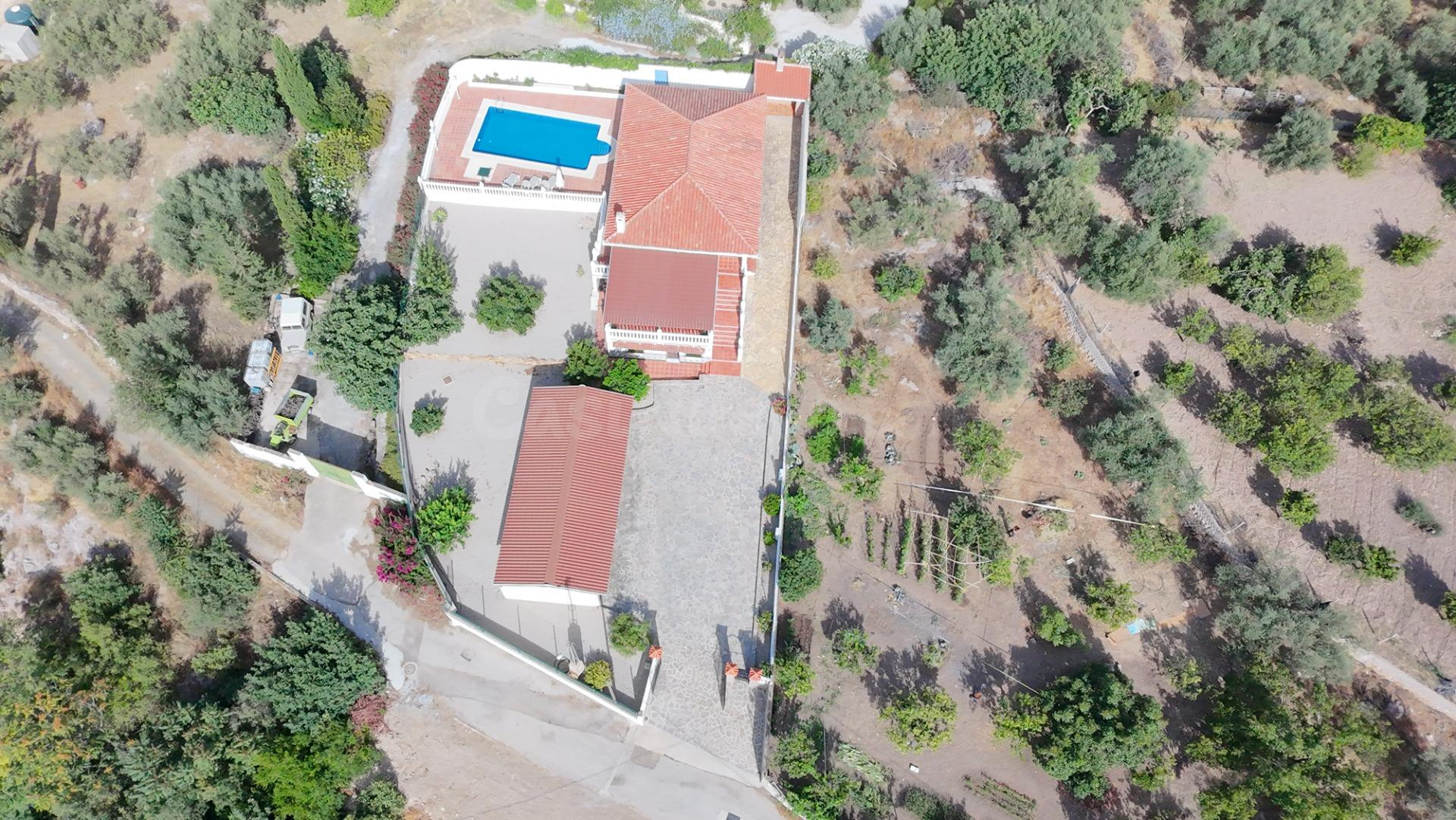 CASA DE CAMPO CON PISCINA EN PERIANA