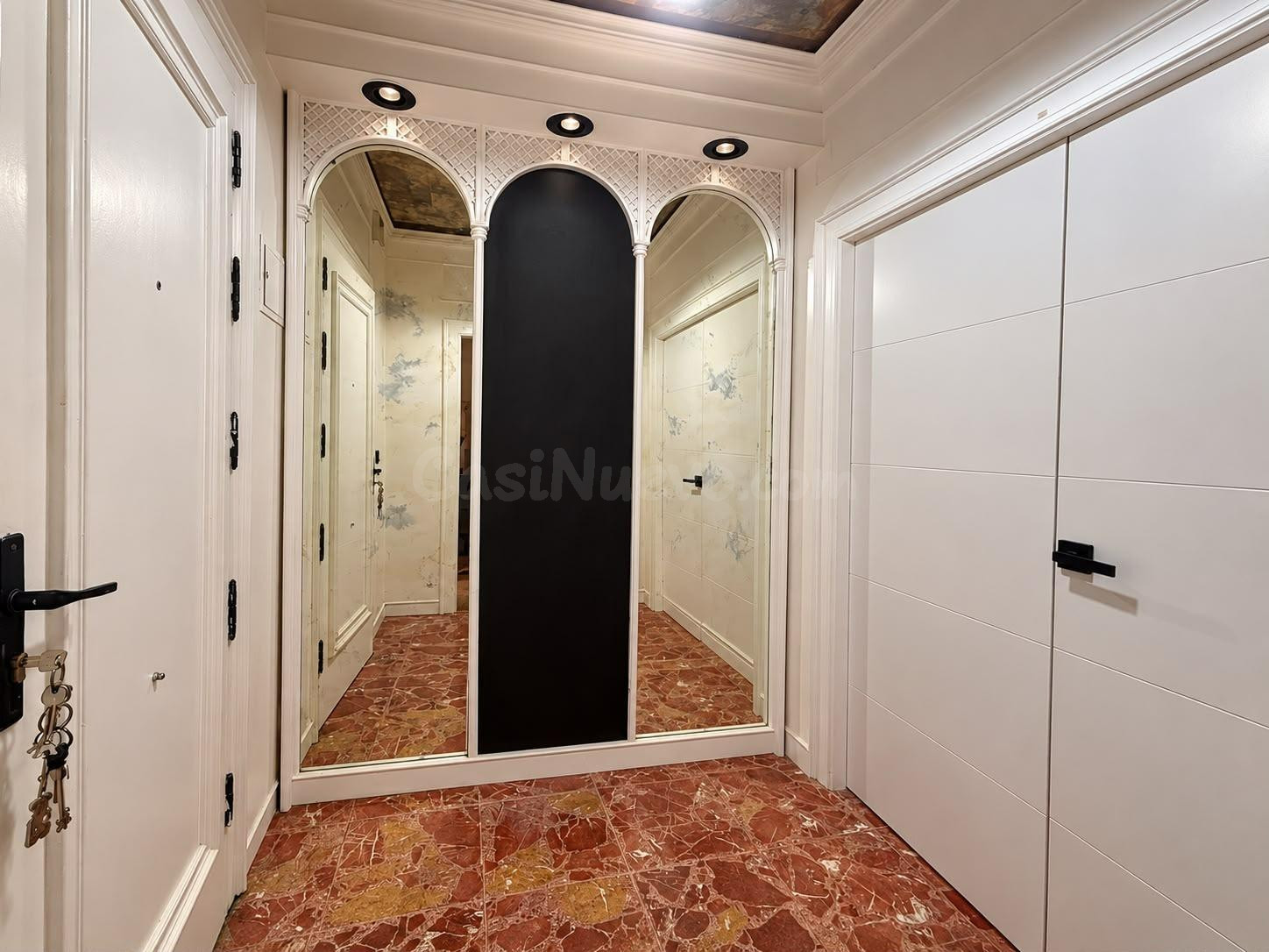 PISO EN VENTA DE 4 DORMITORIOS, 3 BAÑOS, BALCÓN Y PATIO - foto 2