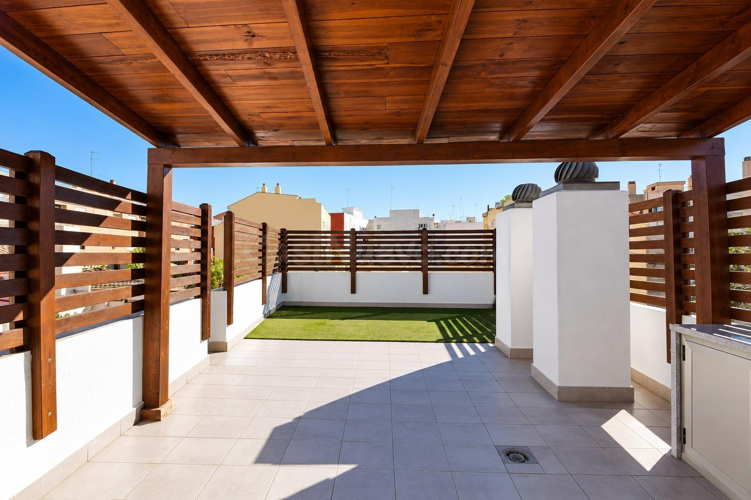 VIVIENDA EN DOS ALTURAS CON TERRAZA PRIVADA Y PÉRGOLA EN ALAQUÀS