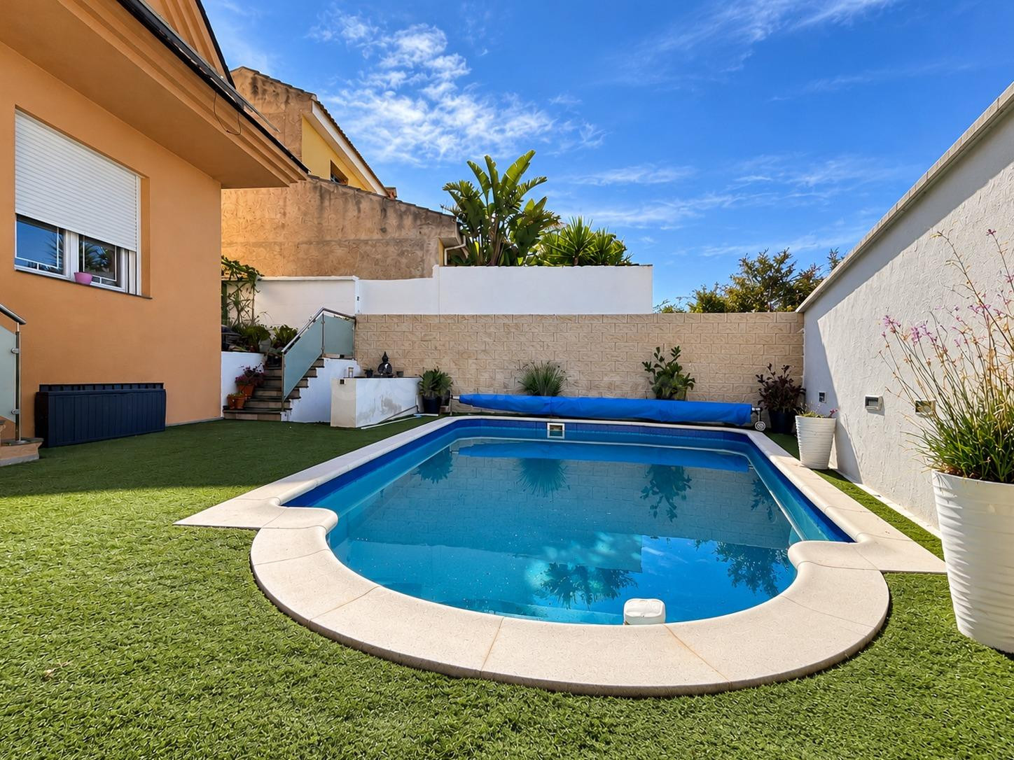 ESPECTACULAR  CASA UNIFAMILIAR CON PISCINA PRIVADA, DOMÓTICA Y PLACAS SOLARES