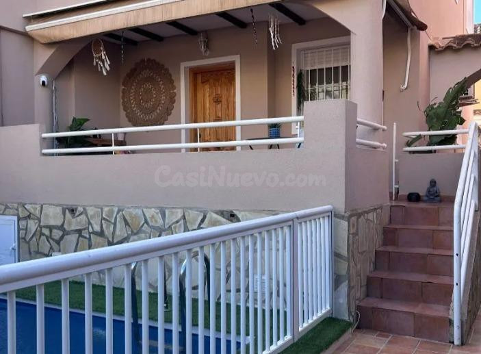 Chalet adosado con piscina privada, sótano y terraza en Valverde, Elche