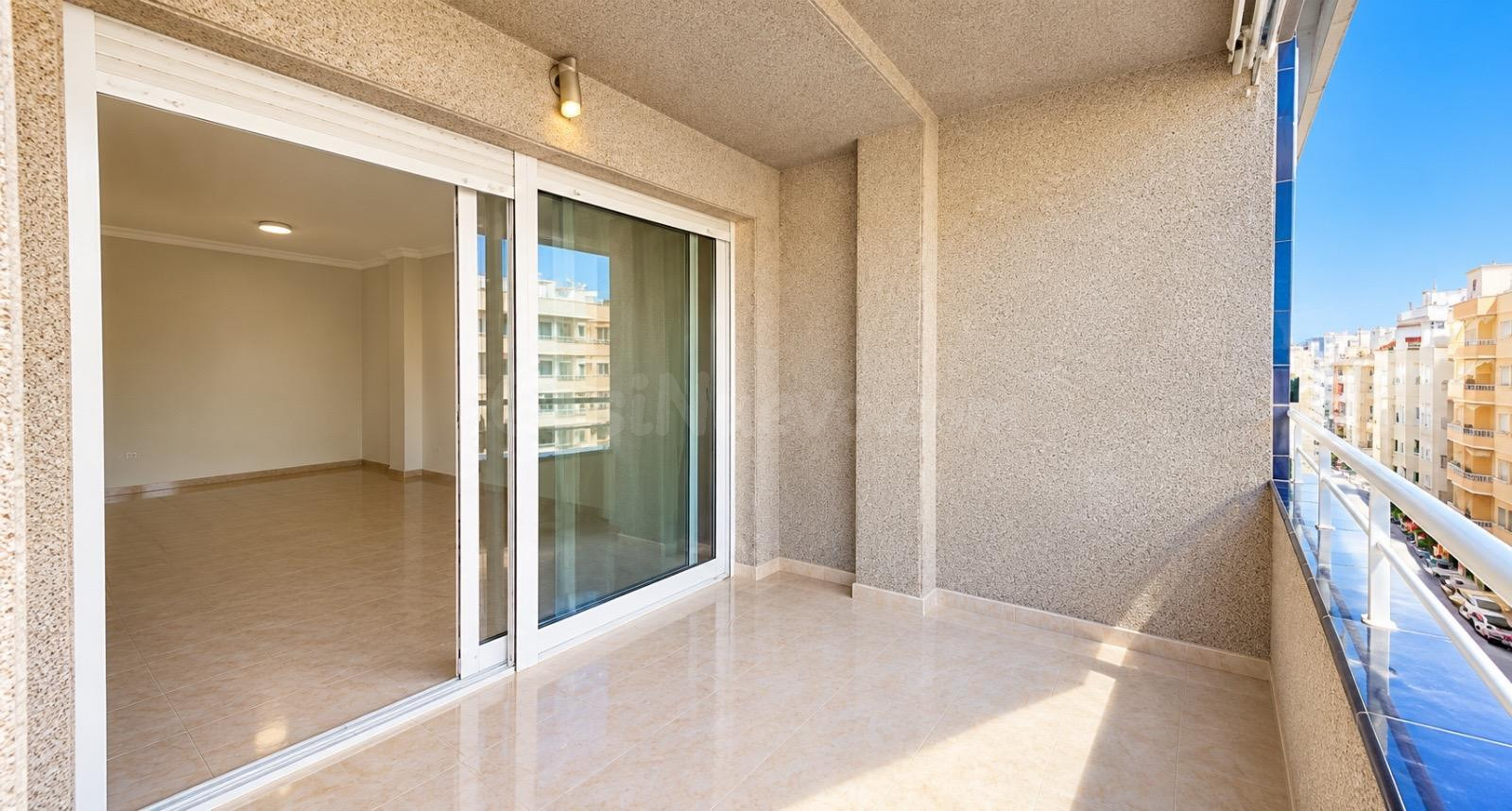 Piso en venta en Torrevieja con terraza, piscina, garaje, trastero.