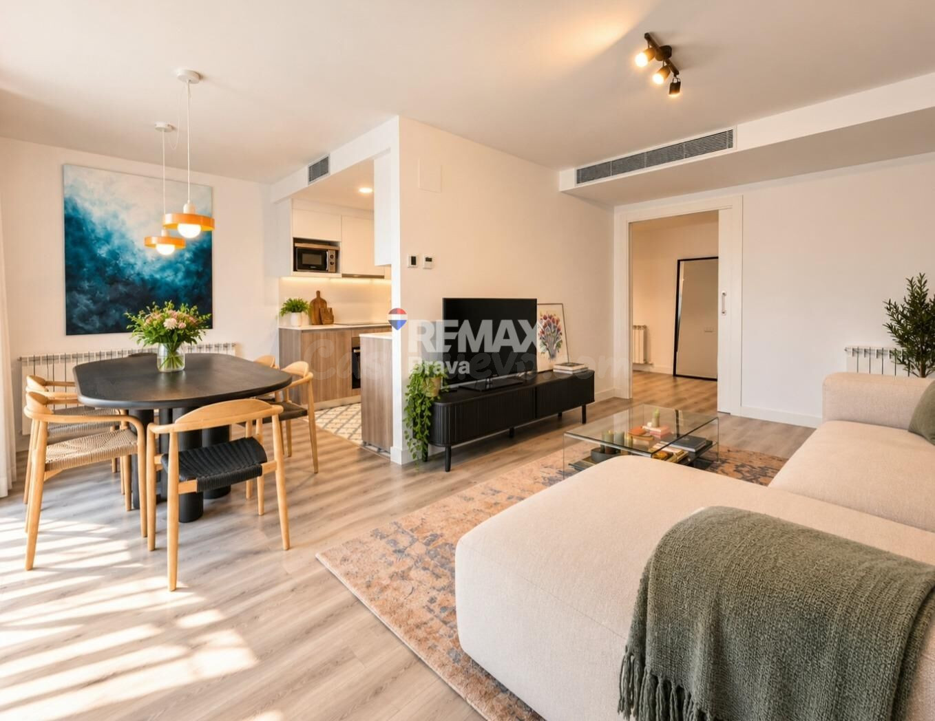GIA46AC - Girona centro | Piso moderno en el centro de Girona con balcón, parking y trastero