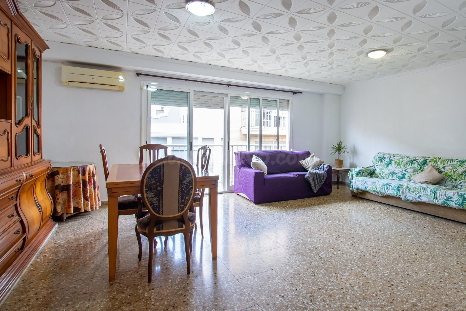 ¡AMPLIA VIVIENDA EN PLENO CENTRO DE ALGEMESÍ CON GARAJE!