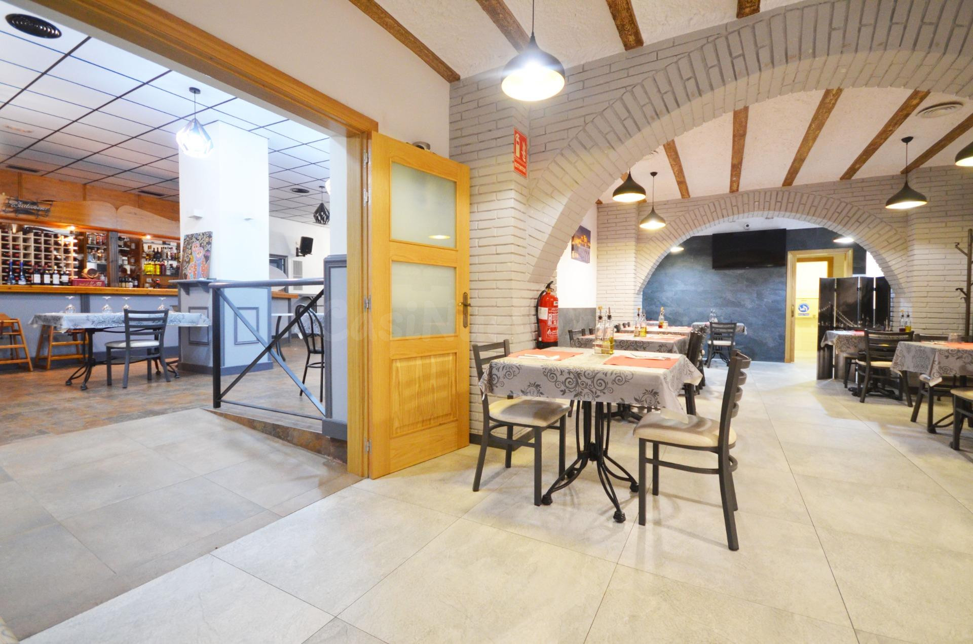 Negocio de restaurante-bar en funcionamiento en local esquinero de 402 m2
