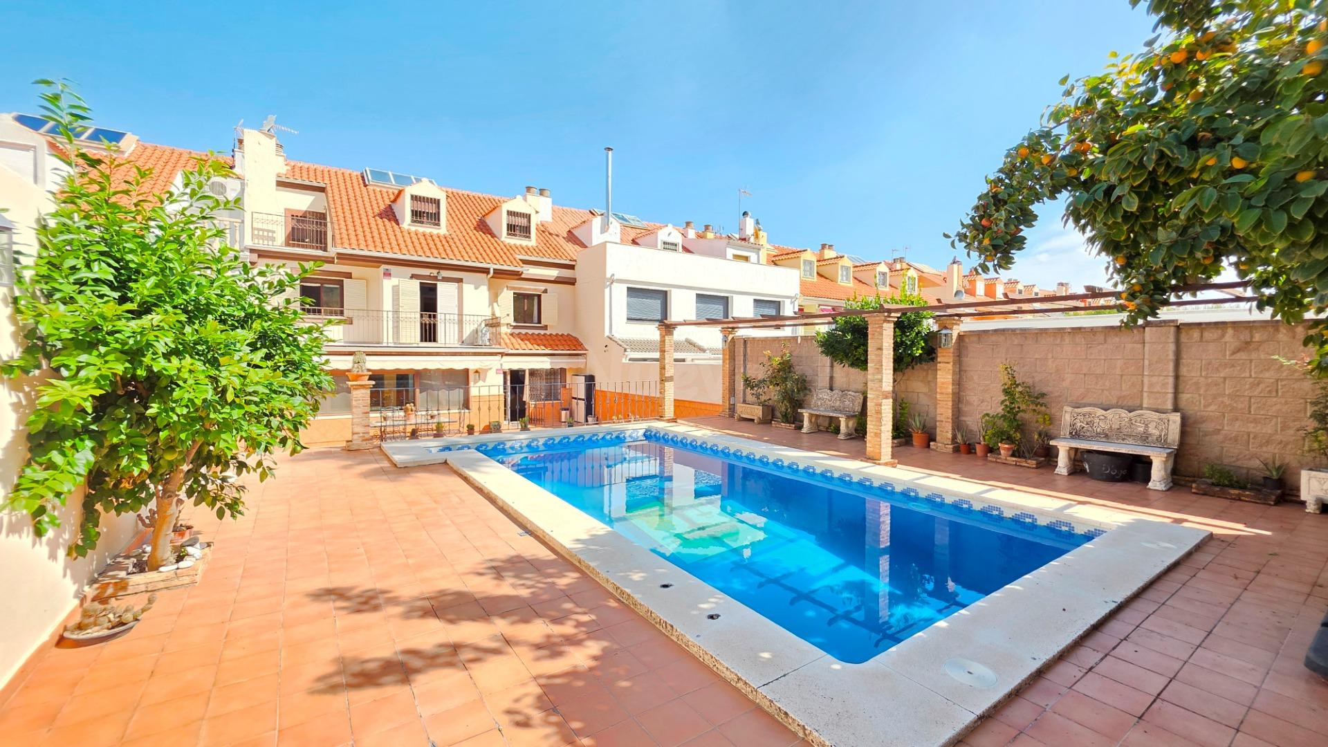 ¡INCREÍBLE CASA ADOSADA CON PISCINA PRIVADA EN URBANIZACIÓN AZAHAR!
